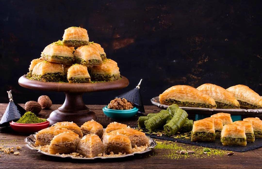 Hafiz Mustafa 1864 Istanbul Baklava Pastry Gift Box - Authentic Turkish Baklava Dessert with Fresh Phyllo Dough, Pistachios, Hazelnuts & Walnuts - Perfect for Birthday, Christmas Gifts, Parties & Holiday Treats