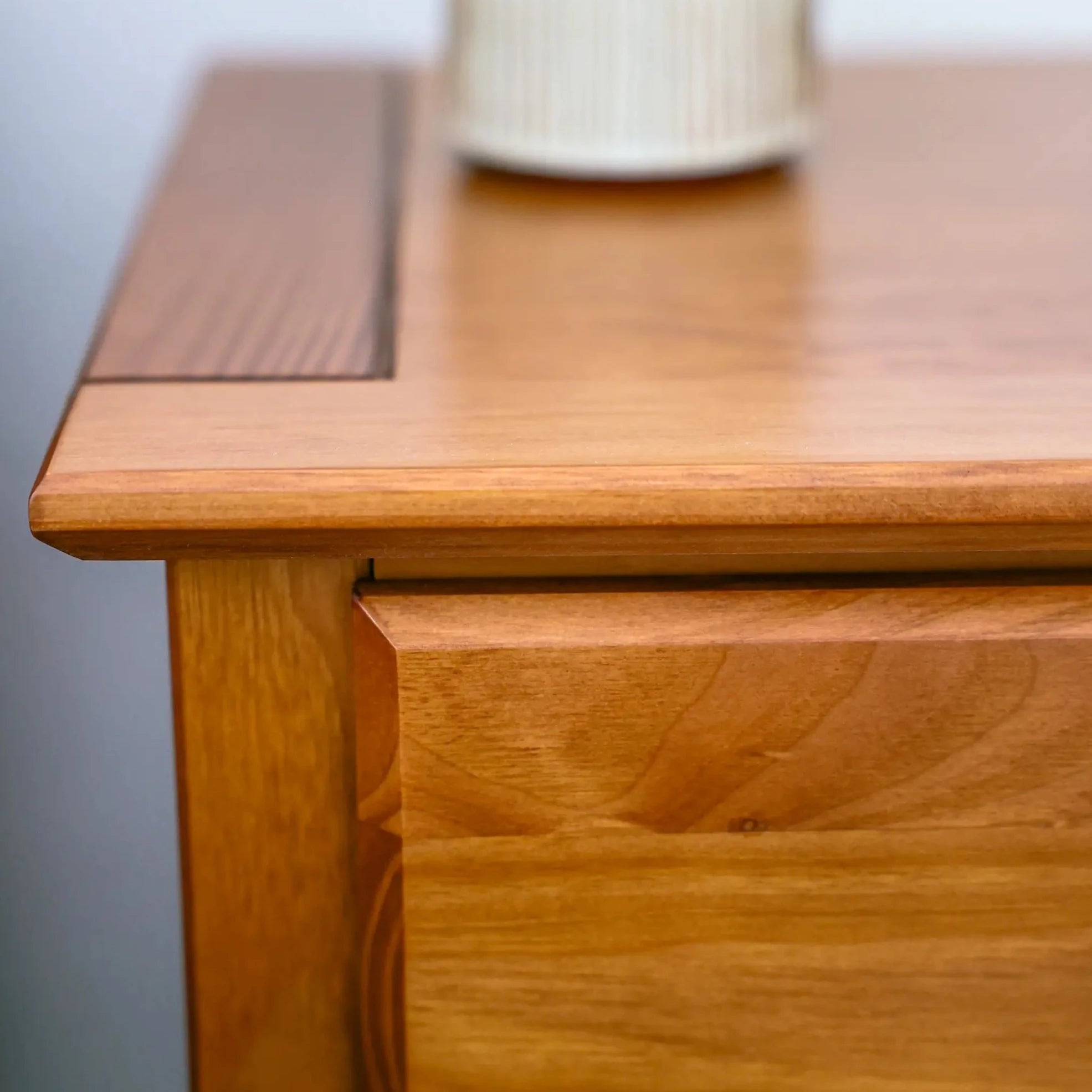 Modern Wooden Shaker 2-Drawer Nightstand - Bedside Table with Storage for Bedroom, Living Room & Guest Room - Compact Nightstand with Smooth Gliding Drawers for Home Decor