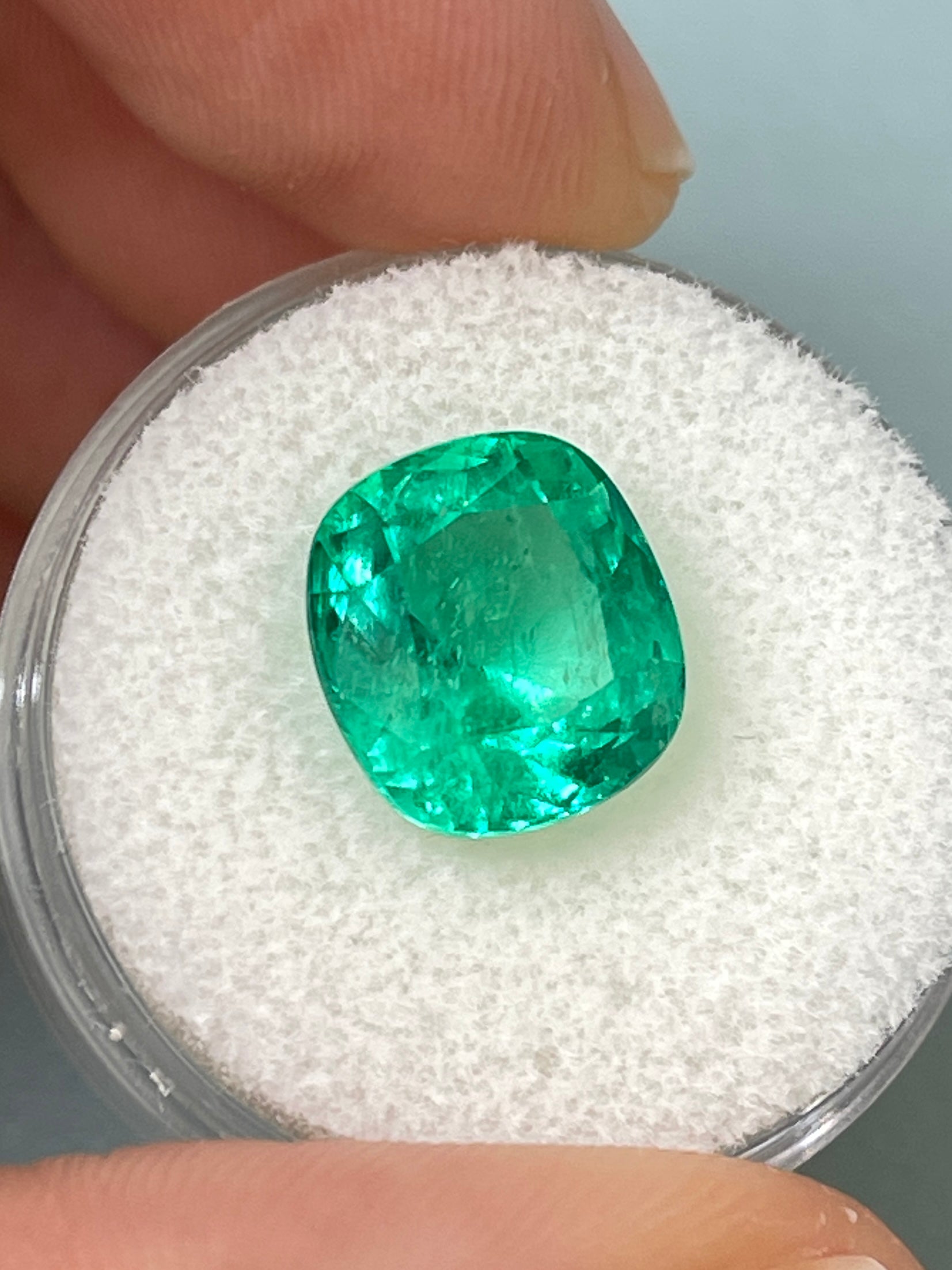 5.72 Carat Vivid Bluish Green Natural Colombian Emerald - 11.2x10mm Cushion Cut Loose Gemstone for Jewelry Making, Engagement Rings & Luxury Collections