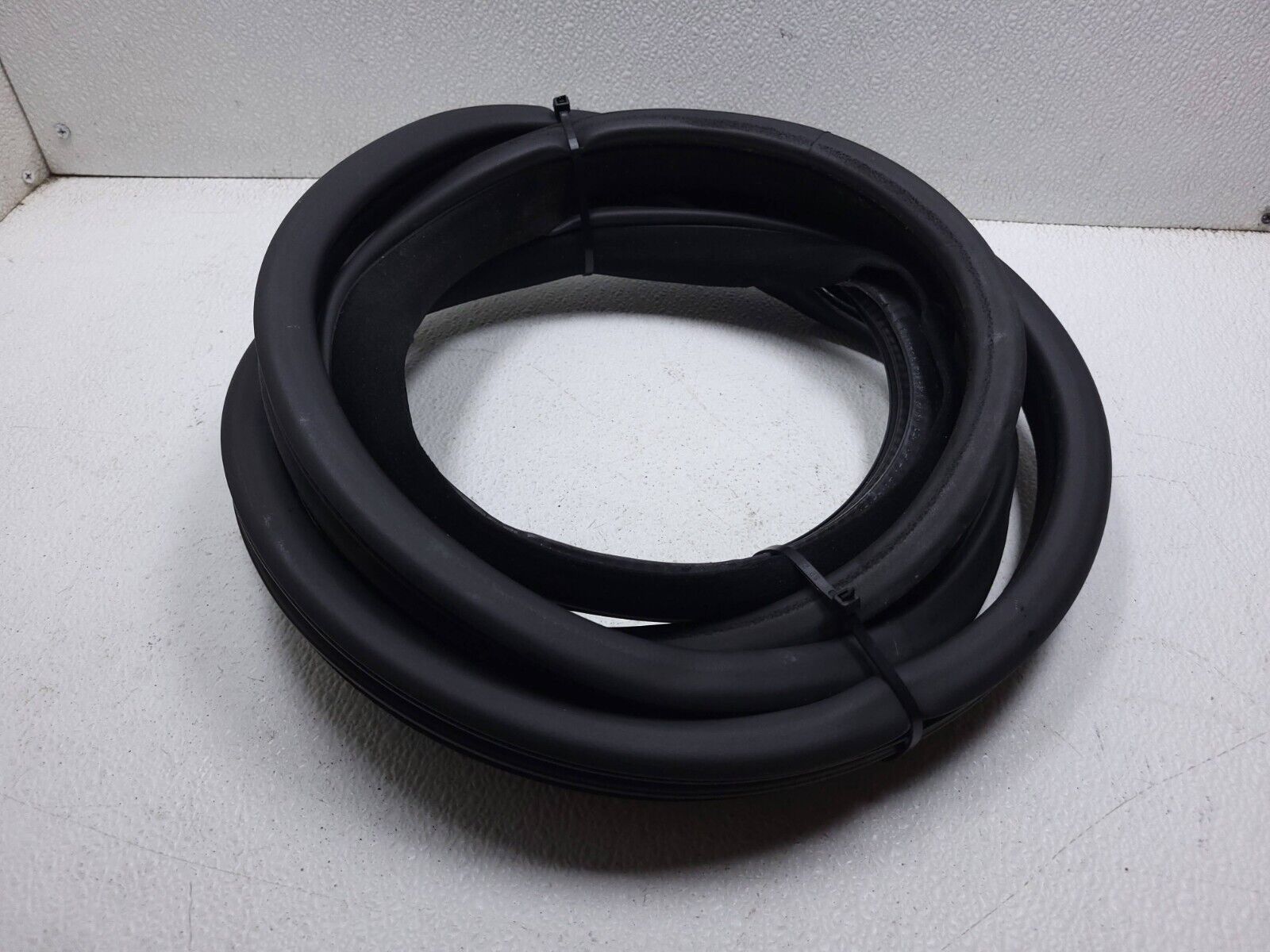 2006-2011 Mercedes ML500 Right Front Passenger Door Weatherstrip Seal - OEM Replacement Part for Weather Protection & Noise Reduction - Perfect for Car Restoration & DIY Auto Repair