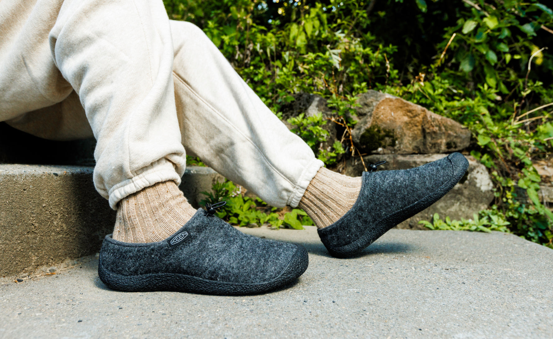 Men's Howser III Slide Sandals - Charcoal Grey Felt & Black | Comfortable House Slippers for Indoor/Outdoor Wear, Perfect for Home, Gym, and Poolside