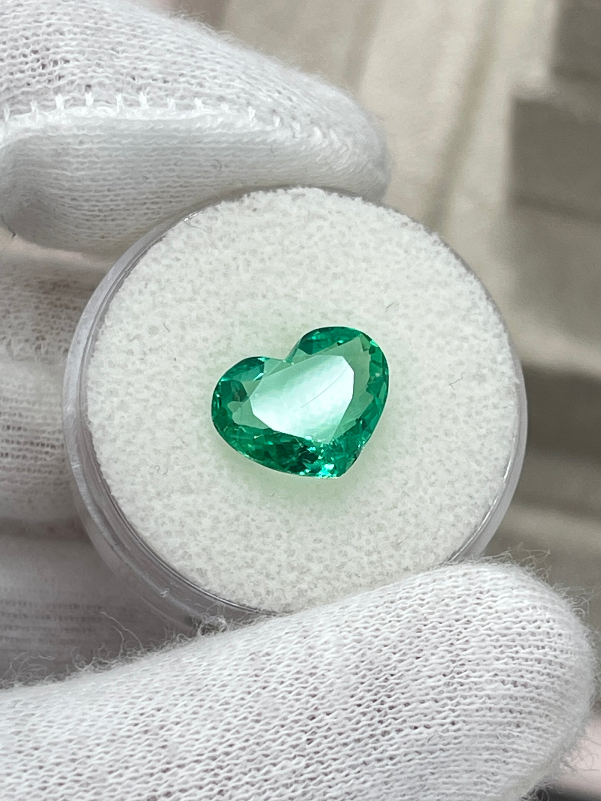2.91 Carat 9x12mm Natural Colombian Emerald Heart Cut Loose Gemstone - Vivid Green Glowing Stone for Jewelry Making, Engagement Rings & Unique Gifts