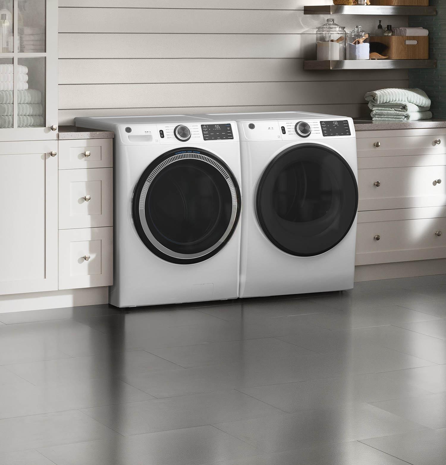 GE Front Load Washer and Dryer Set - 5.5 Cu. Ft. White Washer & 7.8 Cu. Ft. Gas Dryer (GFW550SMNWW/GFD55GSSNWW) - Perfect for Laundry Rooms, Apartments, and Energy-Efficient Homes