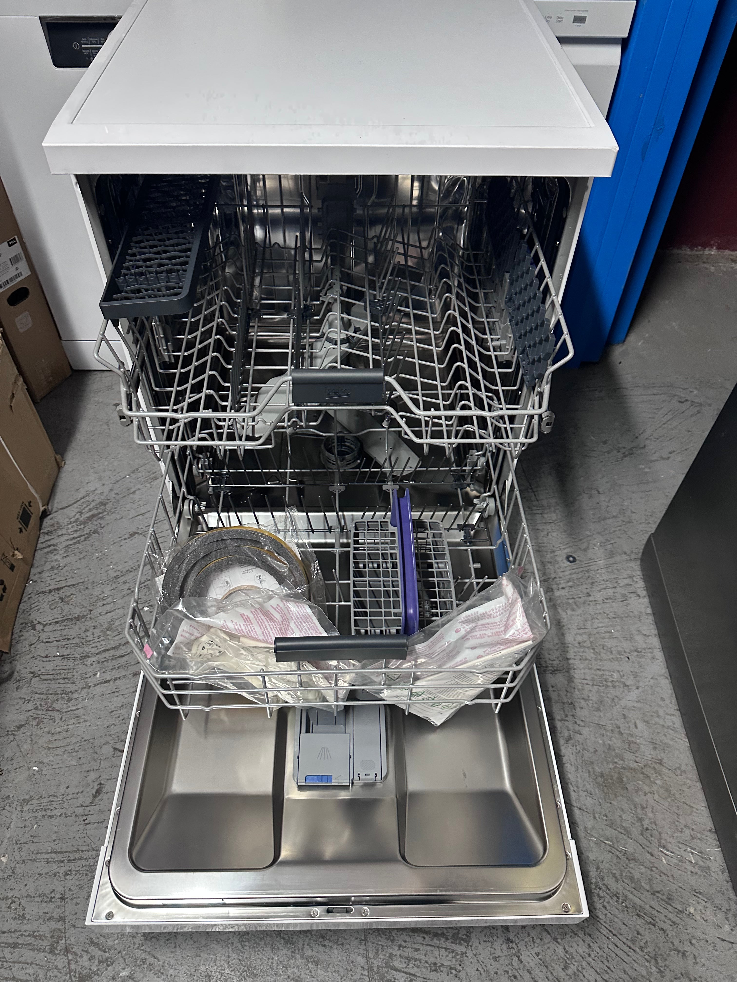 Beko BDF1410W Freestanding Dishwasher - 14 Place Settings, Energy Efficient, Factory Second with Manufacturer Warranty - Perfect for Large Families & Entertaining Guests