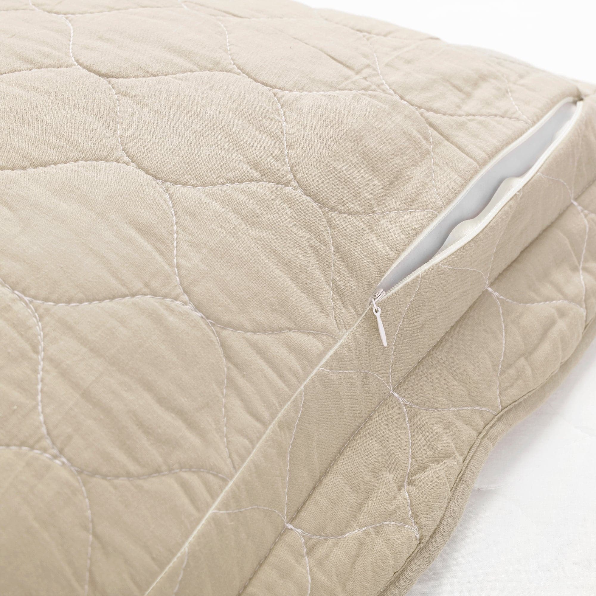 Coastal Chic Scalloped Edge Reversible Quilt 3-Piece Bedding Set | Soft & Breathable Comforter with Duvet Cover & Shams | Perfect for Beach House, Guest Room & Coastal Decor