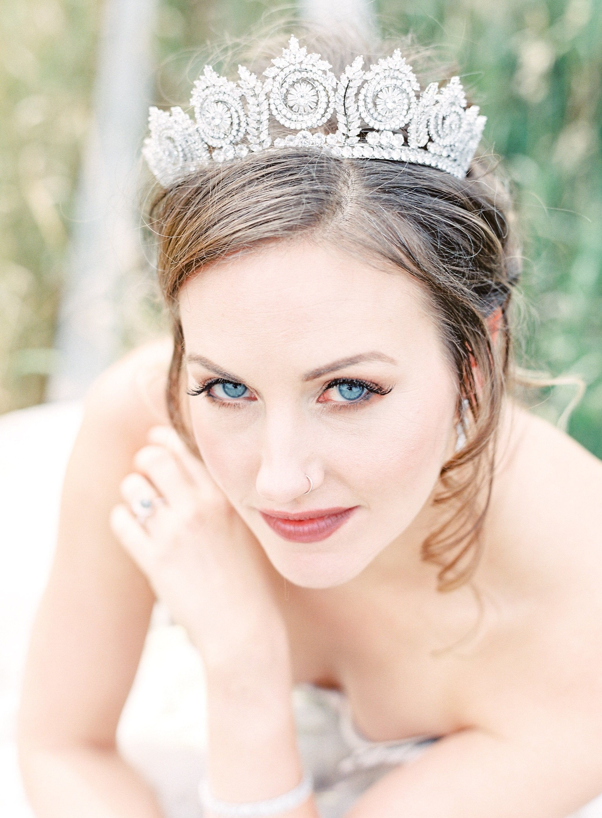 Royal Bridal Crown for Women - Elegant Wedding Tiara with Crystals - Perfect for Brides, Prom, Pageants, and Special Occasions