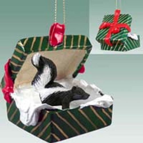 Skunk-Themed Gift Box with Green Ornament - Perfect for Christmas Decorations, Gag Gifts, and Unique Present Ideas