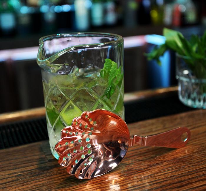 Premium Cocktail Mixing Glass Set with Olea™ Copper Plated Julep Strainer - Diamond Pattern Design for Professional Bartenders & Home Mixologists | Perfect for Crafting Martinis, Old Fashioned & Classic Cocktails