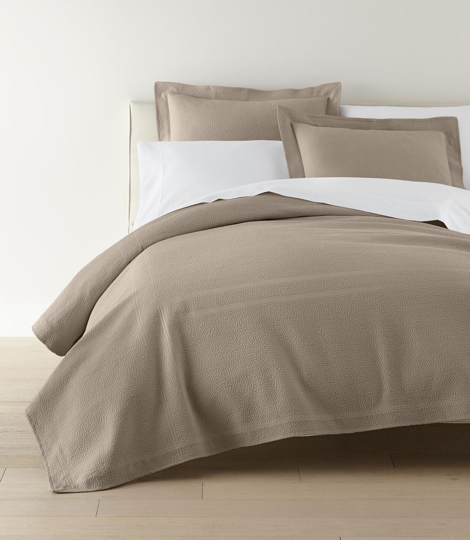 Luxury Montauk Matelassé Coverlet - Queen Size Quilted Bedspread for All Seasons | Soft & Breathable Cotton Blend | Perfect for Master Bedroom, Guest Room & Hotel Decor