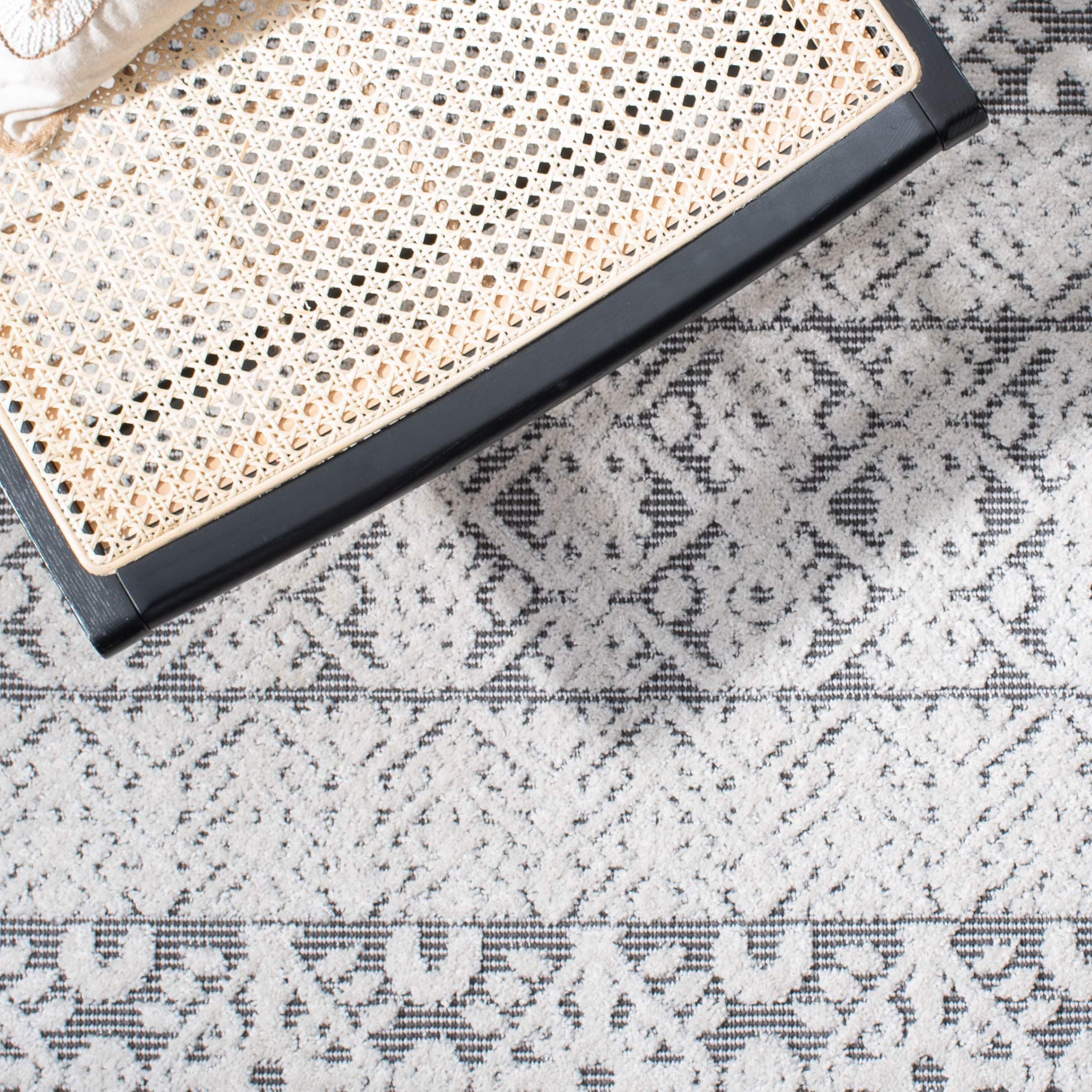 SAFAVIEH Cabana Collection 8' x 10' Ivory & Grey Area Rug - Non-Shedding, Easy Care, Stain Resistant - Perfect for Living Room, Bedroom, Dining Room & High Traffic Areas (CBN654A) | Boho Chic Home Decor, Cozy Floor Covering for Family Gatherings & Relaxation