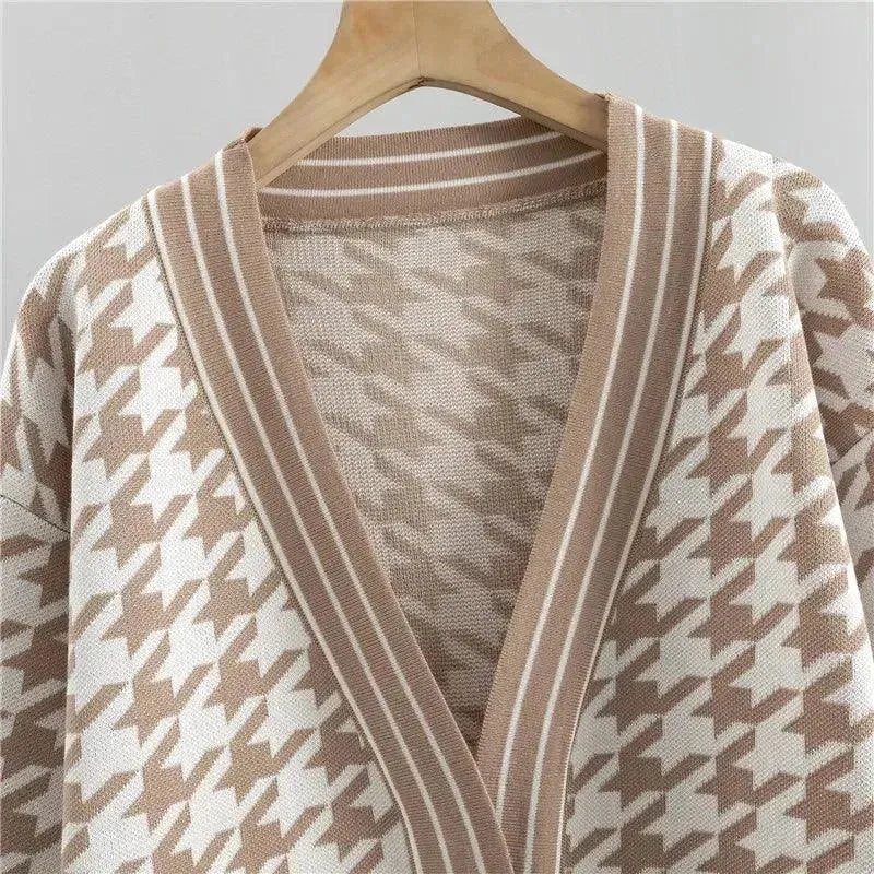 Stylish Geometric Print V-Neck Two Piece Outfit for Women - Perfect for Casual Wear, Date Nights & Summer Vacations