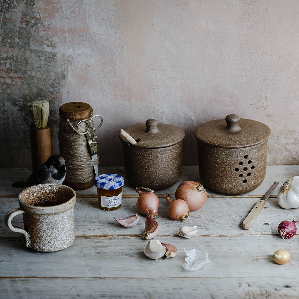 Rustic Ceramic Garlic Keeper with Lid - Airtight Storage Container for Fresh Garlic, Onions & Vegetables - Perfect for Kitchen Countertop, Pantry & Farmhouse Decor