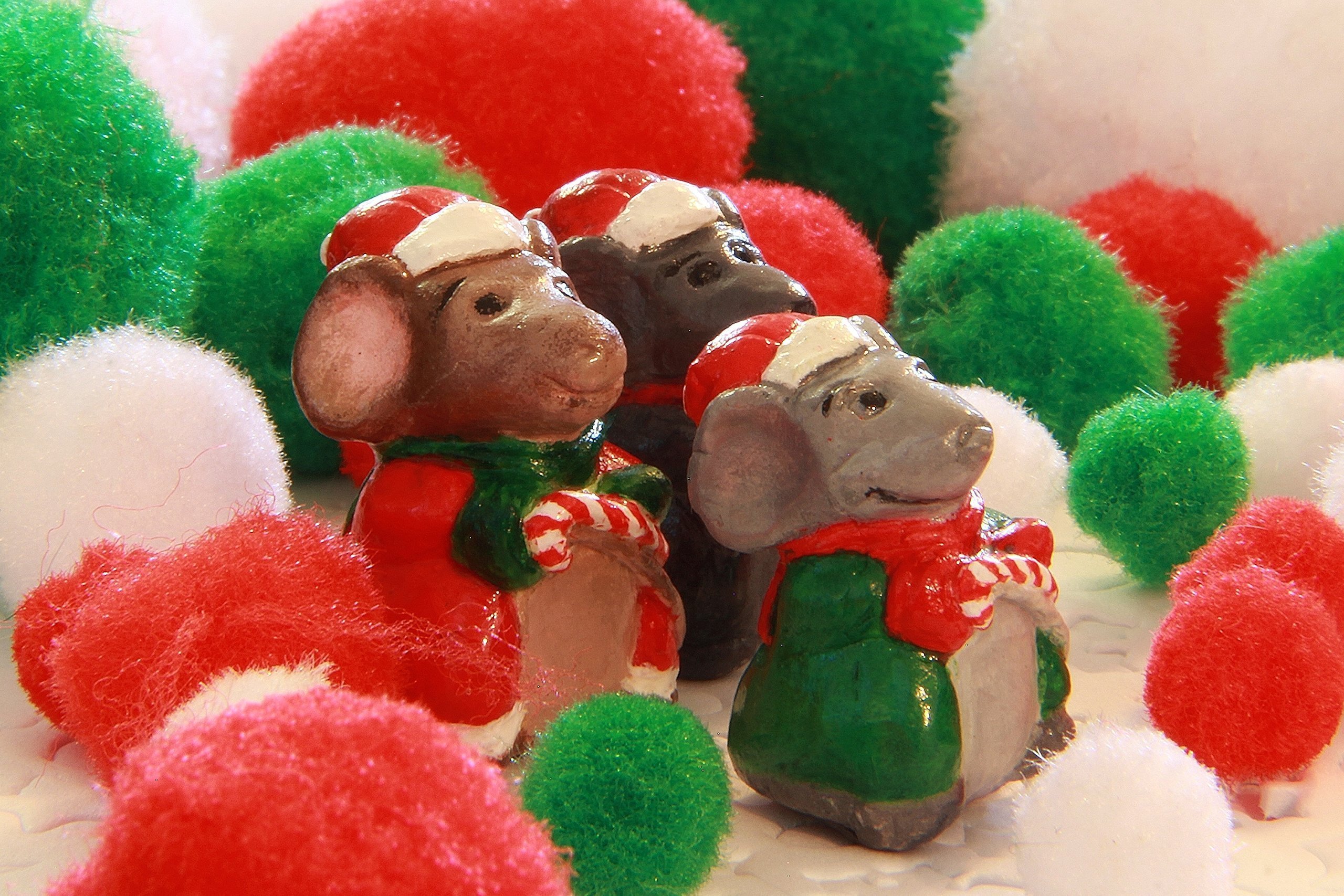 Miniature Porcelain Santa Mouse Figurine - Christmas Tree Ornament & Holiday Home Decor for Xmas, Winter, Party, Gift Giving