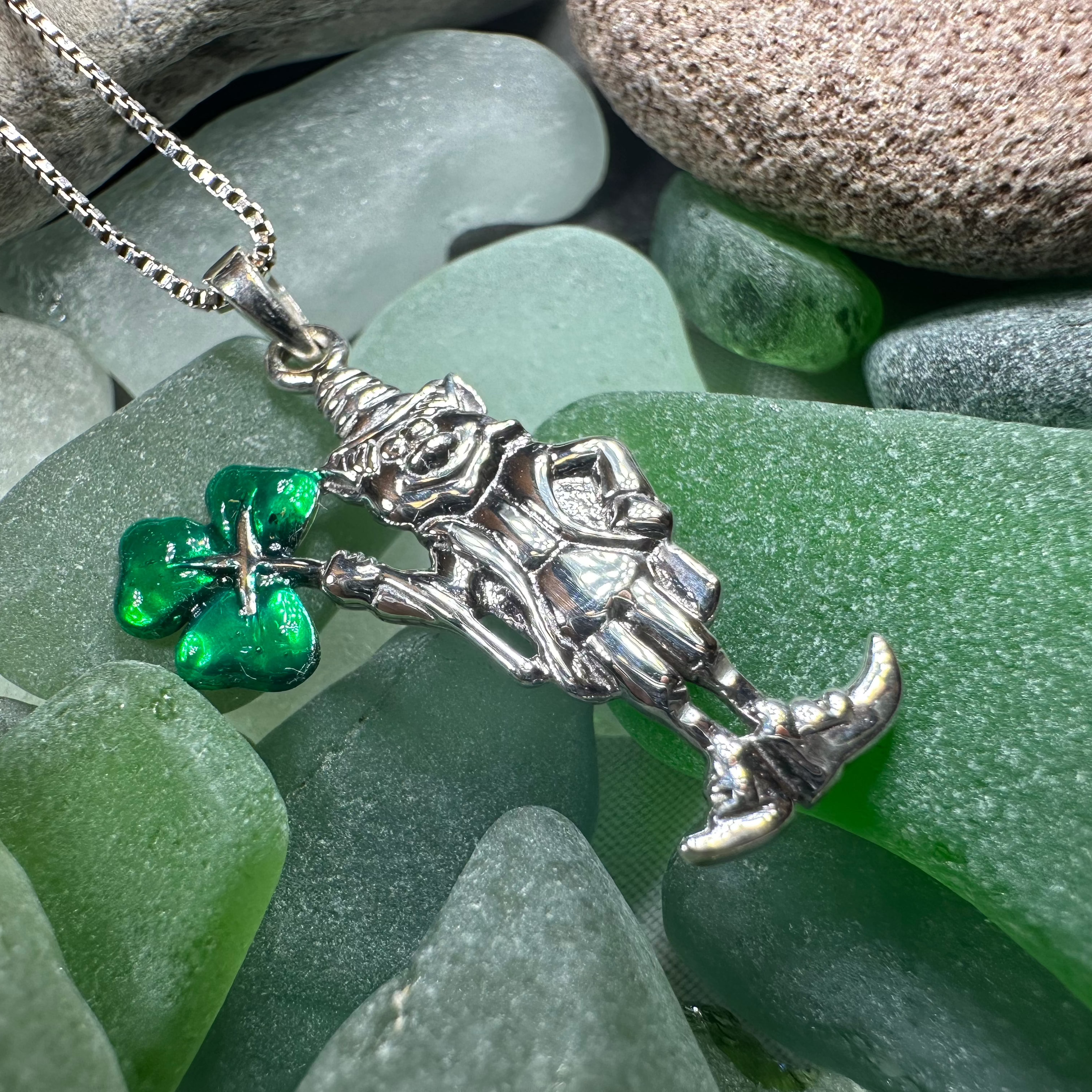 Celtic Leprechaun Shamrock Necklace - Irish Clover Pendant for St. Patrick's Day - Perfect for Parties, Gifts & Irish Pride