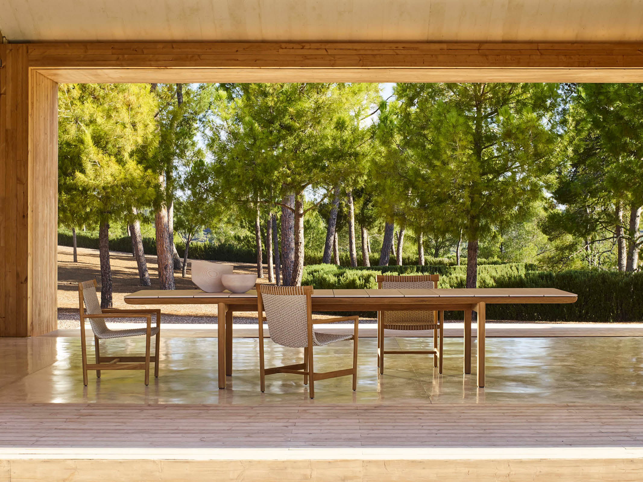 Modern Amanu Dining Table - Solid Wood Kitchen Table for 6 - Perfect for Family Dinners & Entertaining Guests