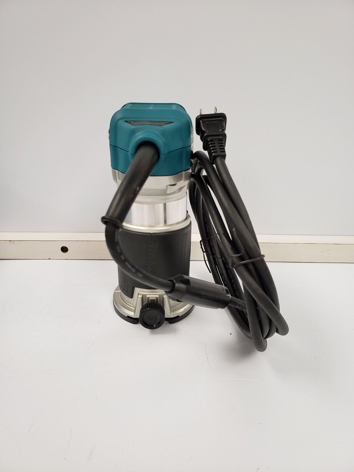 Makita RT0701C Compact Router - 1-1/4 HP, Variable Speed, Precision Woodworking Tool for DIY Projects & Professional Carpentry - Perfect for Edging, Trimming & Decorative Woodworking