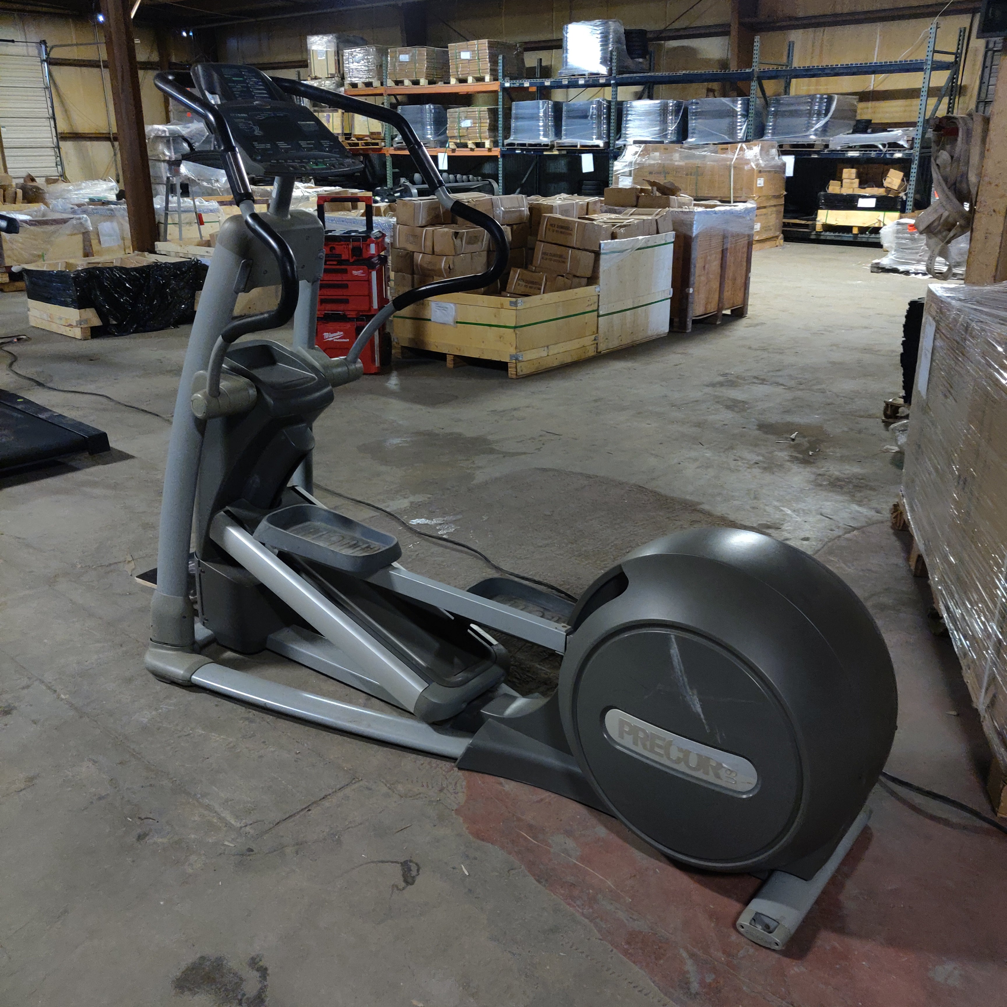 Precor Elliptical 546i Cardio Machine - Commercial Grade Low-Impact Exercise Equipment for Home & Gym Use - Perfect for Full-Body Workouts, Weight Loss & Cardiovascular Training