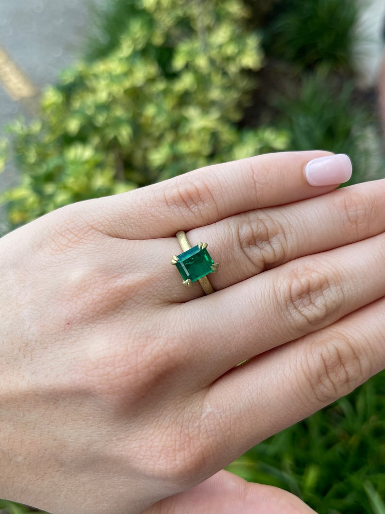 2.68ct 18K Gold AAA Emerald Cut Solitaire Engagement Ring with Double Claw Prong Setting - Rich Green Gemstone, Satin Finish for Wedding Proposals & Anniversary Gifts