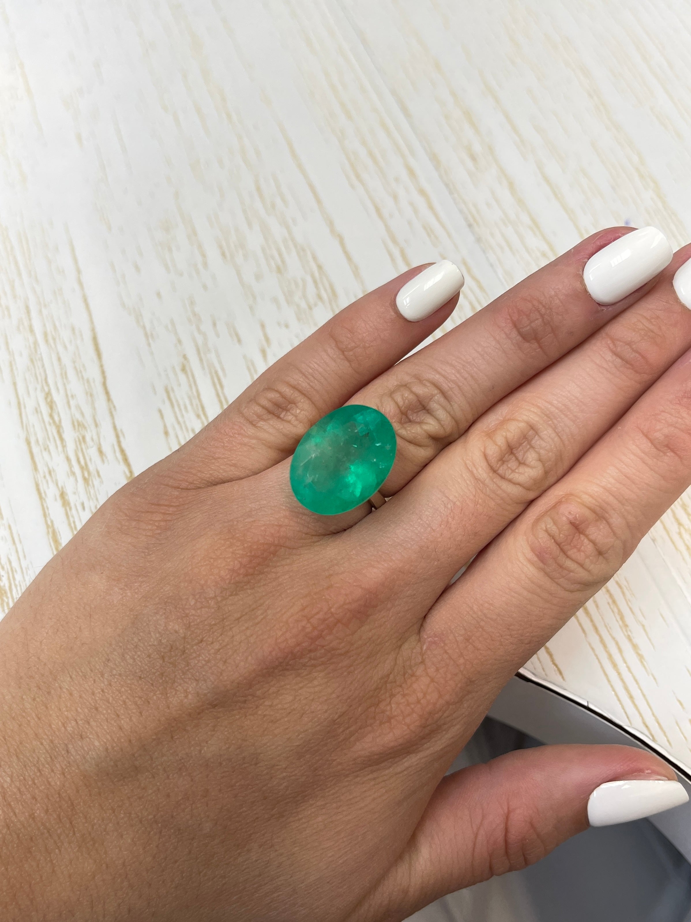 20.05 Carat Natural Colombian Emerald Loose Gemstone - Oval Cut Green Emerald for Jewelry Making, Engagement Rings & Luxury Gifts