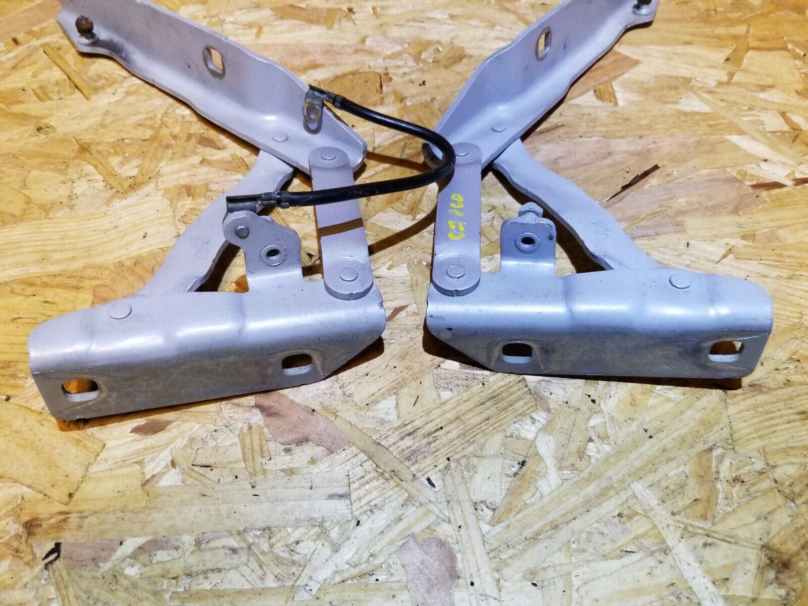 04-07 BMW 530xi E60 Left & Right Hood Hinge Set - OEM Replacement Parts - Perfect for Car Repair & Maintenance