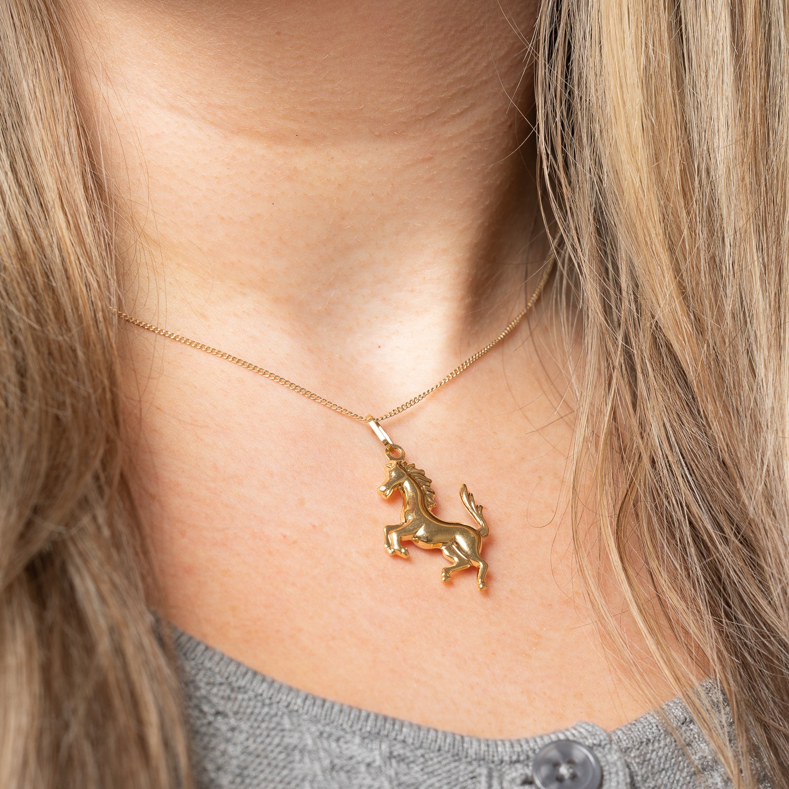 18K Yellow Gold Horse Charm Pendant - Elegant Jewelry Gift for Women & Men - Perfect for Necklaces, Bracelets & Special Occasions