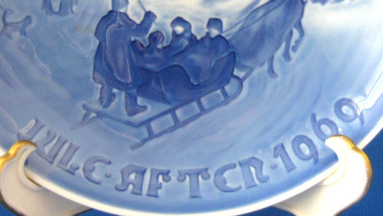 Bing & Grøndahl Christmas 1969 'Arrival of Christmas' Annual Blue & White Collectible Plate - Perfect for Holiday Decor, Gift Giving & Christmas Table Settings