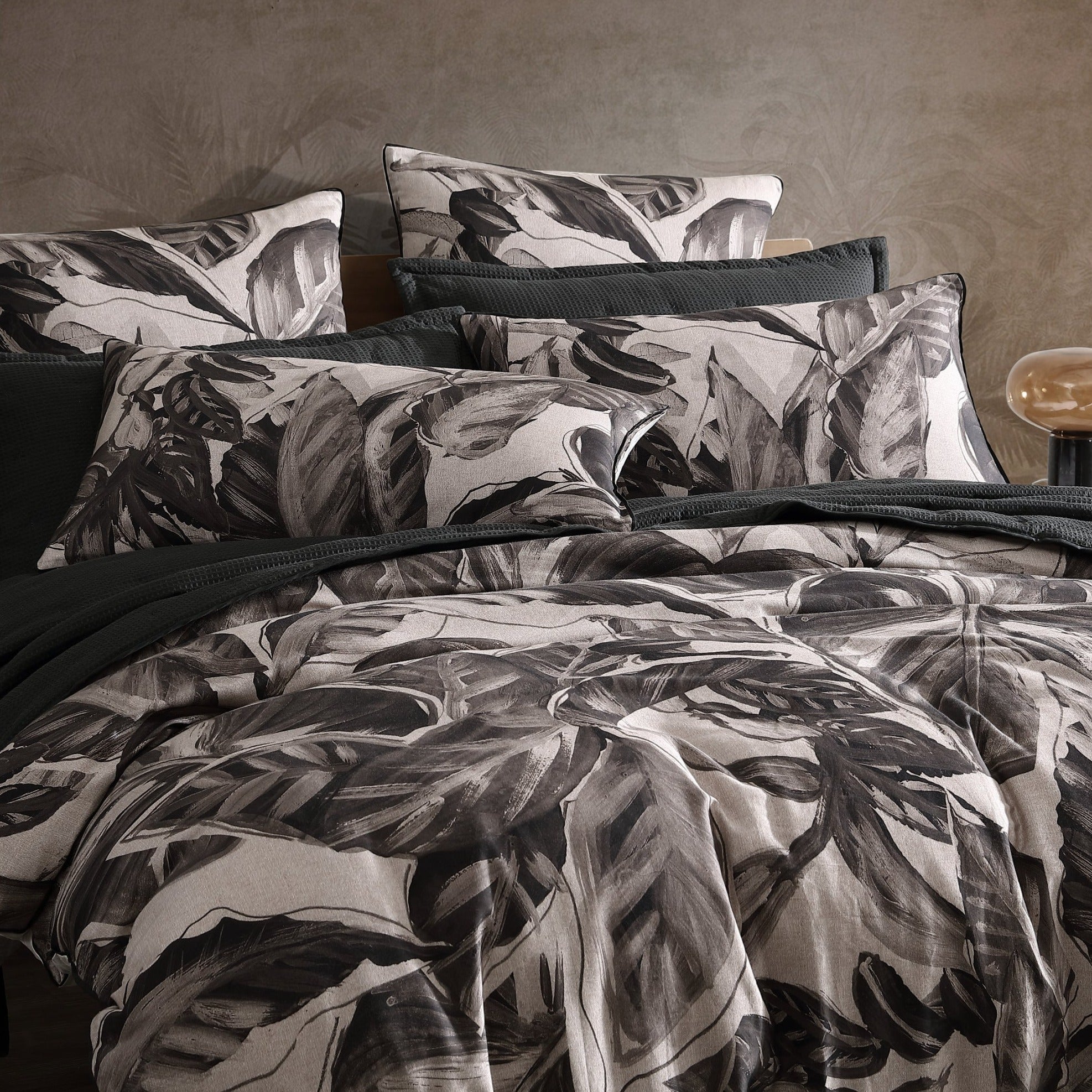Premium Elio Black Quilt Cover Set by Logan & Mason - Soft Luxury Bedding Set for King/Queen Size - Perfect for Modern Bedroom & Guest Room Decor