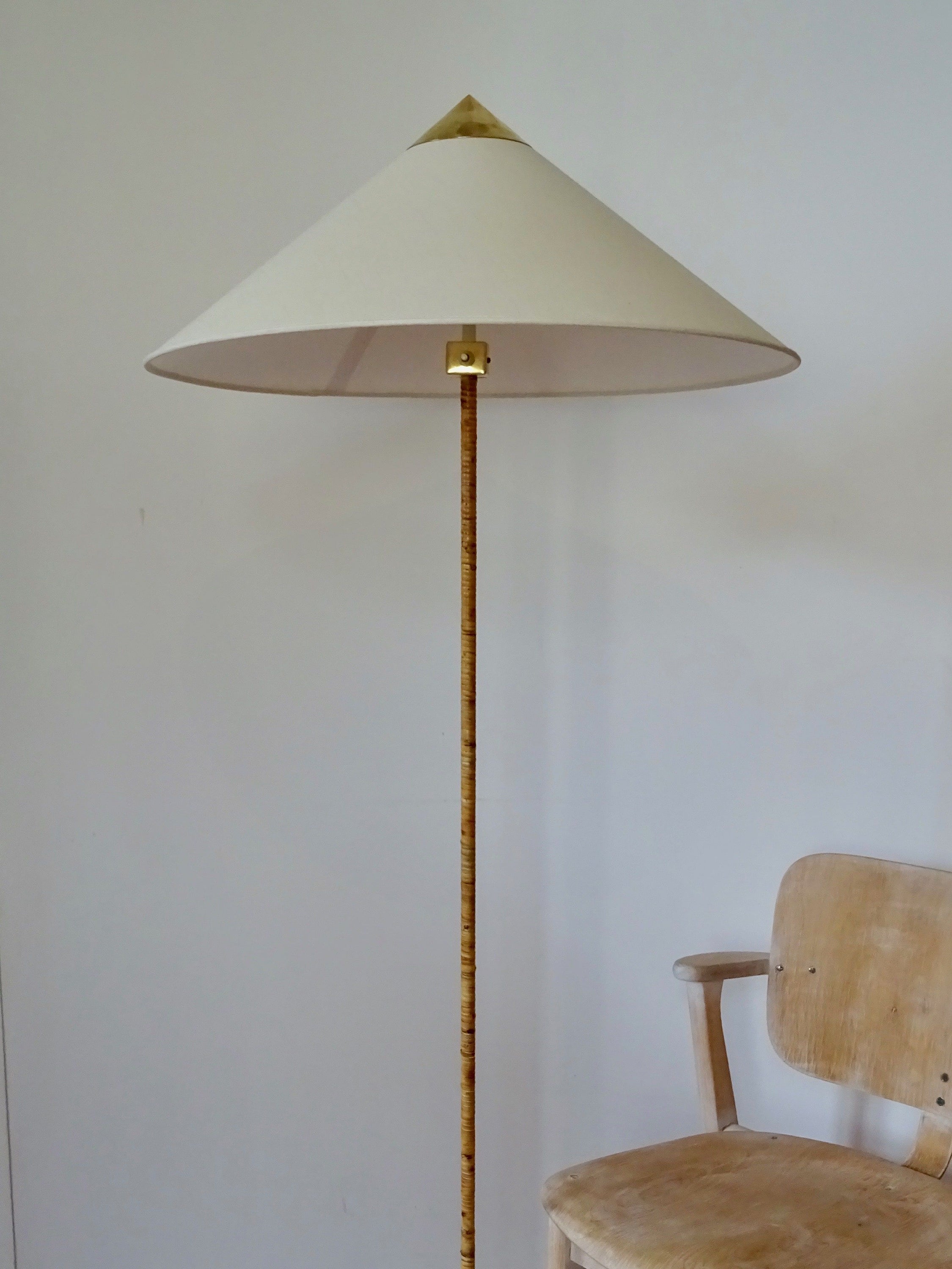 Modern Chinese Hat Floor Lamp - Stylish Rattan Shade for Living Room, Bedroom & Office Decor - Perfect for Cozy Ambiance and Reading Nook Lighting