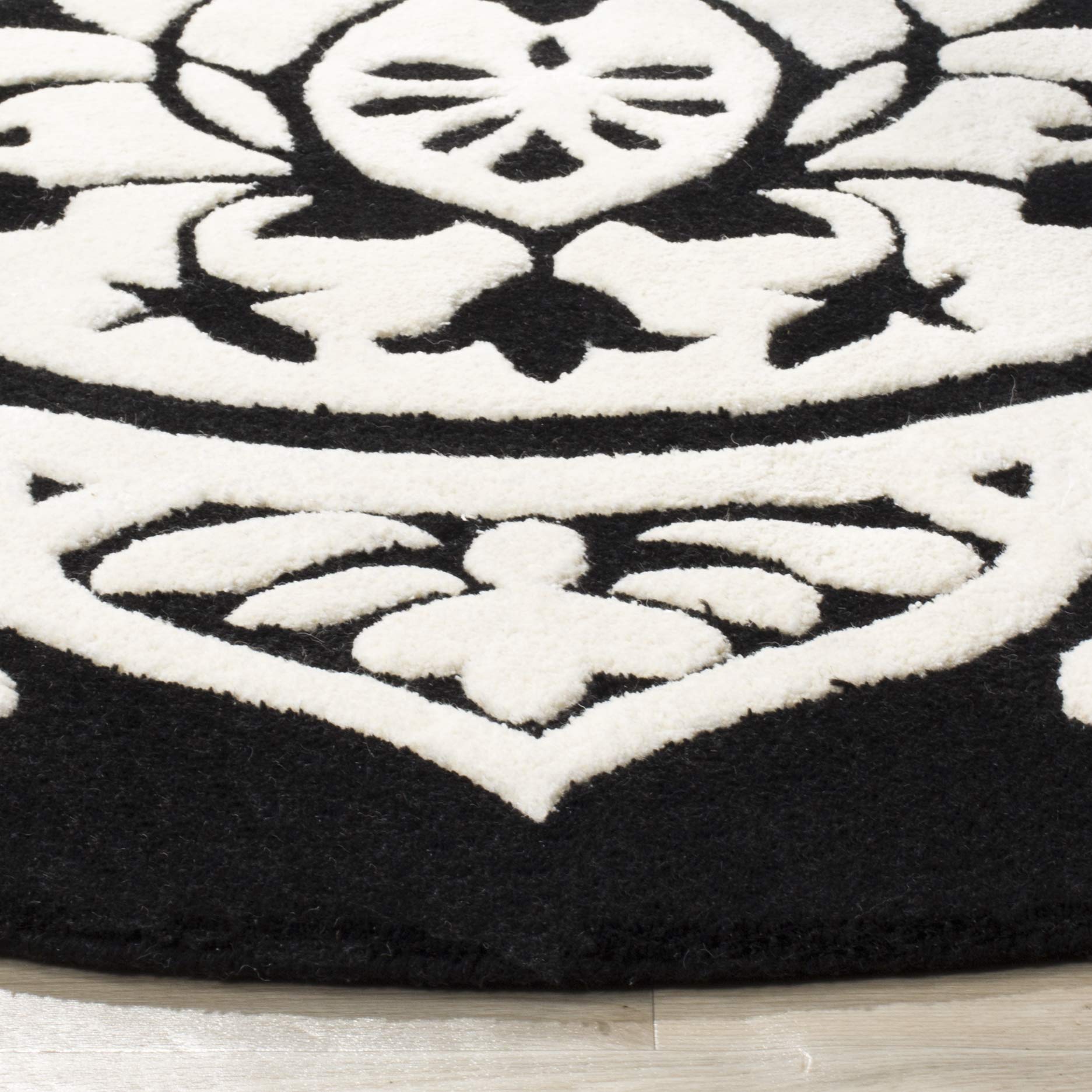 SAFAVIEH Bella Collection 5' Round Black/Ivory BEL136D Handmade Premium Wool Area Rug - Perfect for Living Room, Bedroom & Office Decor