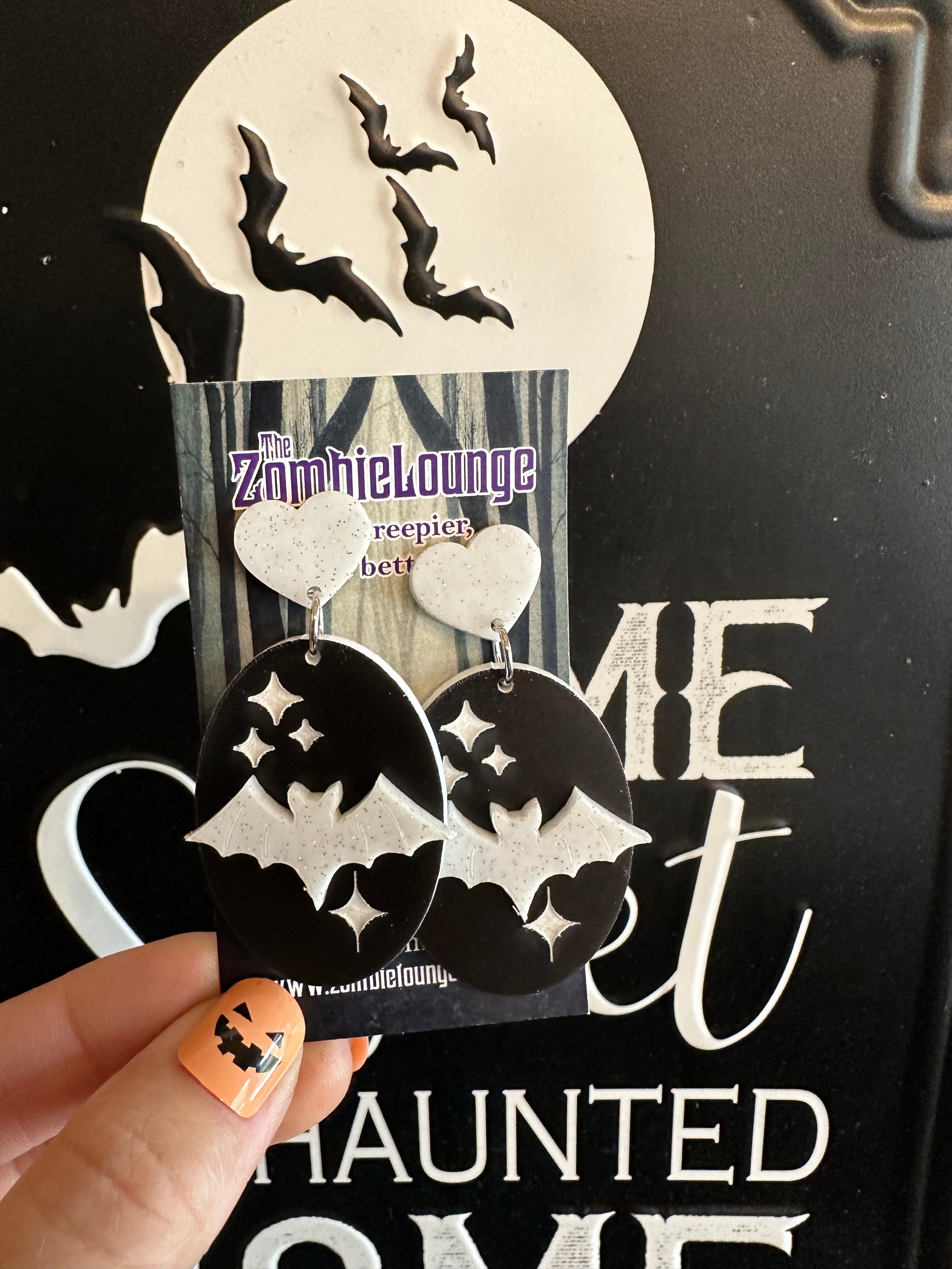 Vintage Bat Earrings for Women - Gothic Halloween Jewelry - Cute Bat Wing Dangle Earrings for Costume Parties, Cosplay, and Everyday Wear