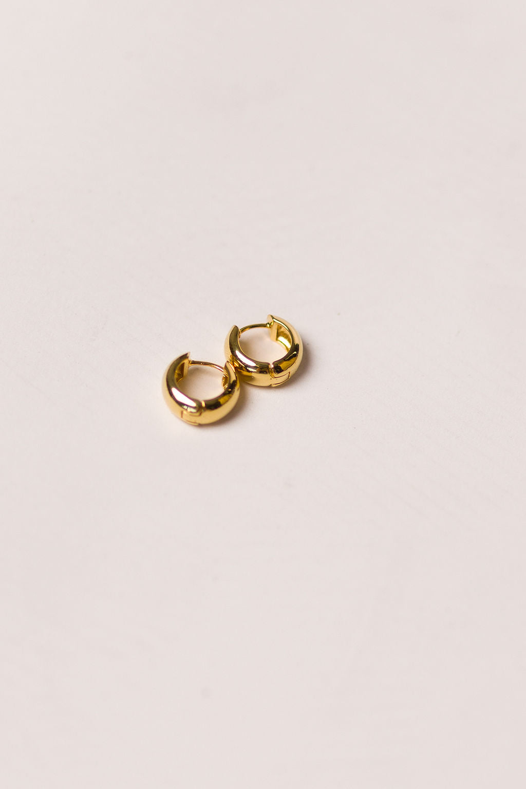 18K Gold Halo Hoop Earrings for Women - Classic Circle Dangle Earrings for Everyday Wear, Parties & Special Occasions