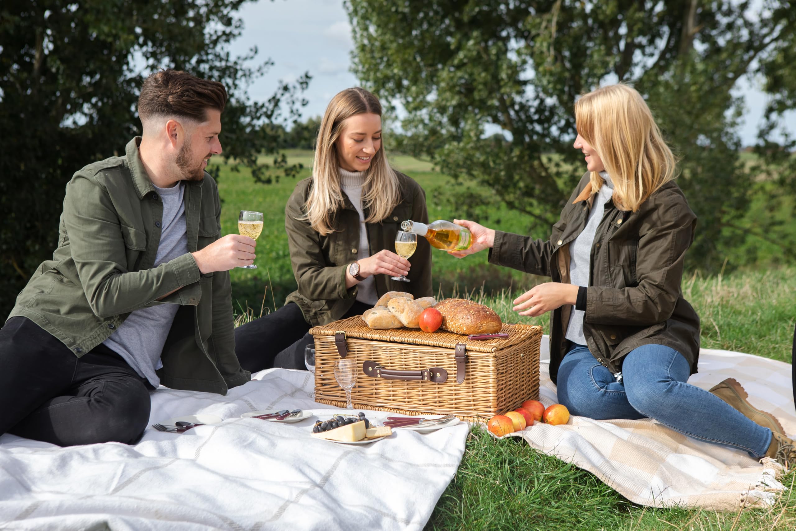 **PICNIC TIME Newbury Wicker Picnic Basket Set for 4 Persons – Navy Blue & Burgundy Plaid – Outdoor Picnics, Beach Trips & Romantic Dates**