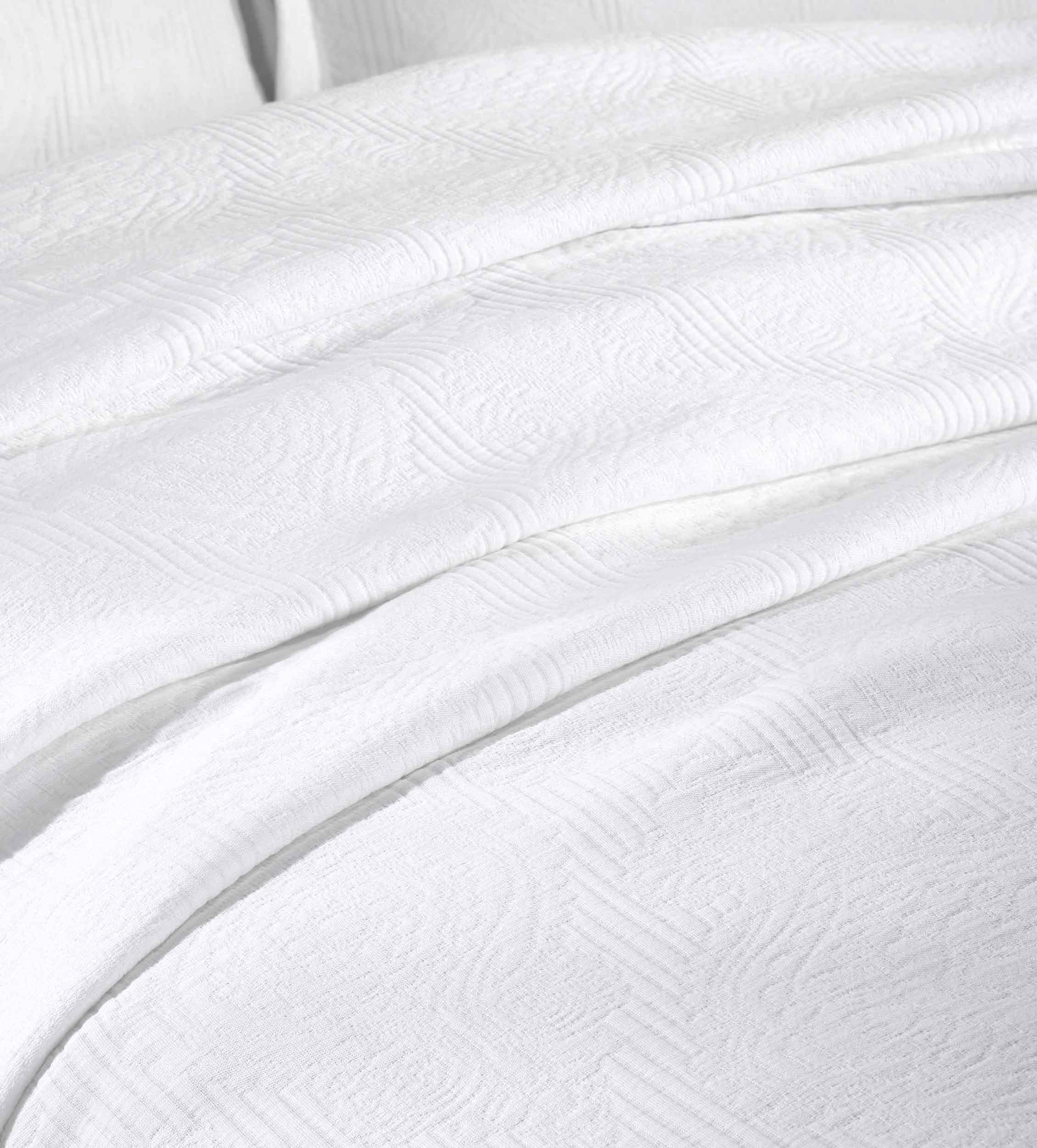Victory Cotton Matelasse Scrolling Medallion Airy Bedspread Set - Queen Size Lightweight Quilted Coverlet for Bedroom Decor, Guest Room & Cozy Home Styling