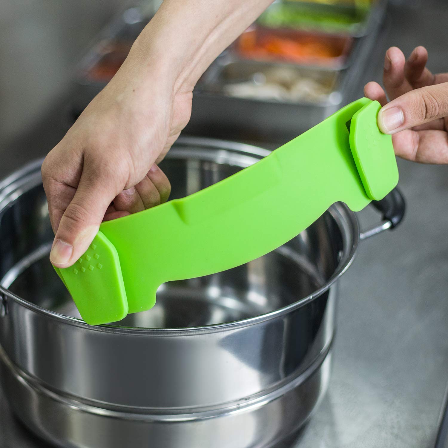 AUOON Clip-on Strainer for Pots & Pans - 2 Pack Heat-Resistant Silicone Colander - Easy to Use, Store & Dishwasher Safe (Black/Green) - Perfect for Draining Pasta, Vegetables & Washing Fruits