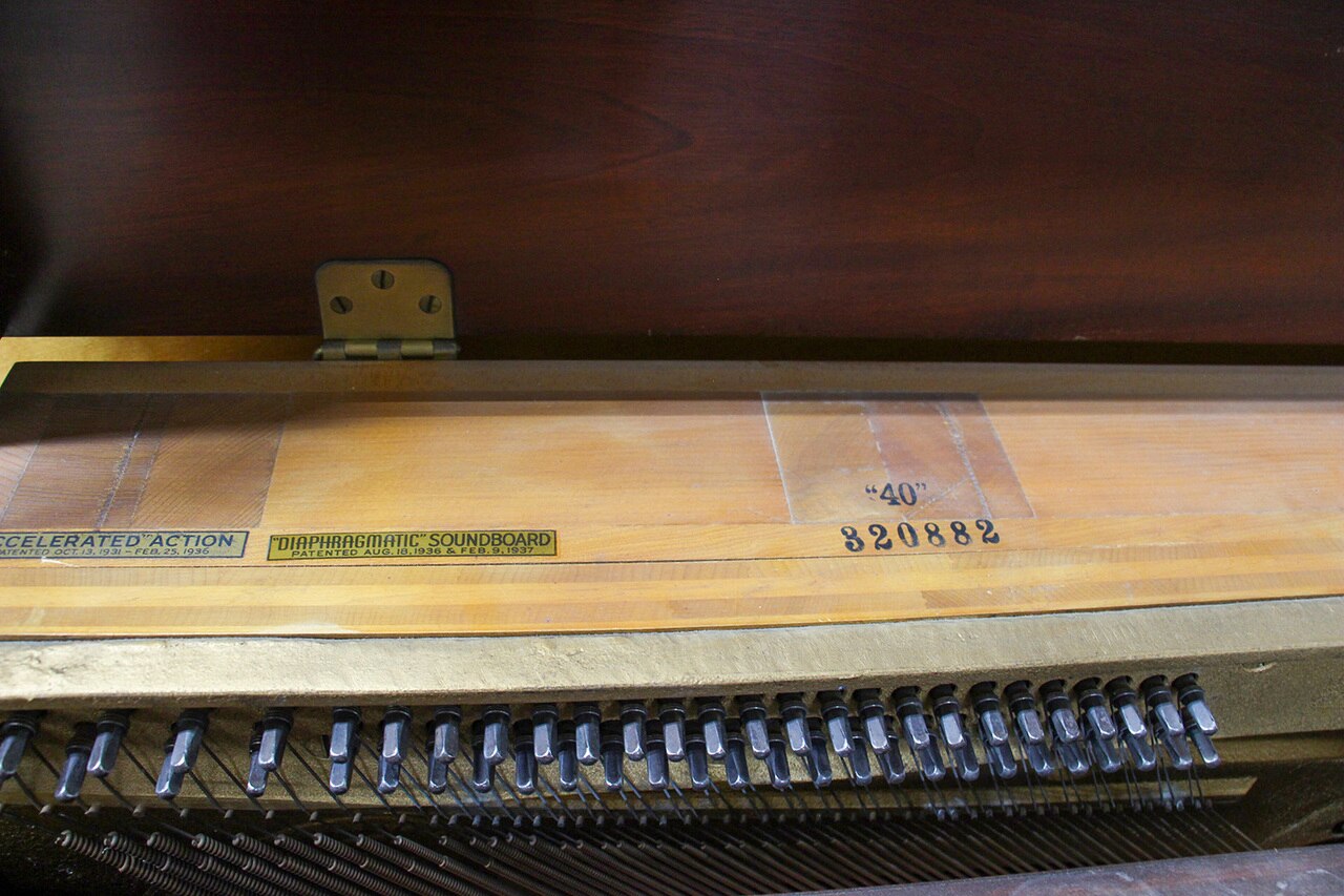 Vintage 1946 Steinway & Sons 40 Console Piano - Polished Mahogany Finish - Serial Number 0882 - Perfect for Home, Studio & Classic Music Performances
