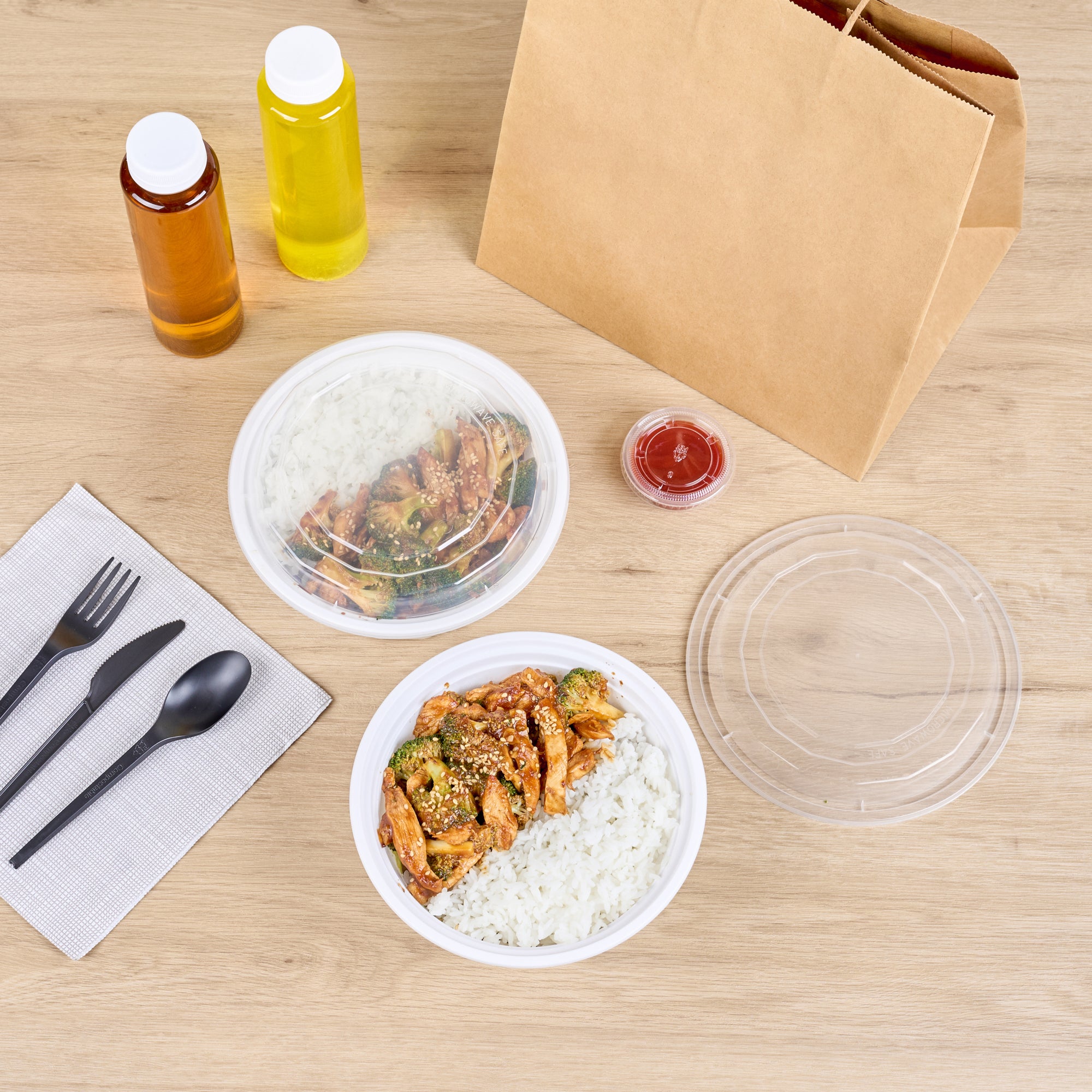 32 oz Round White Plastic Food Storage Containers with Clear Lids - Microwave Safe Takeout Boxes (7.25
