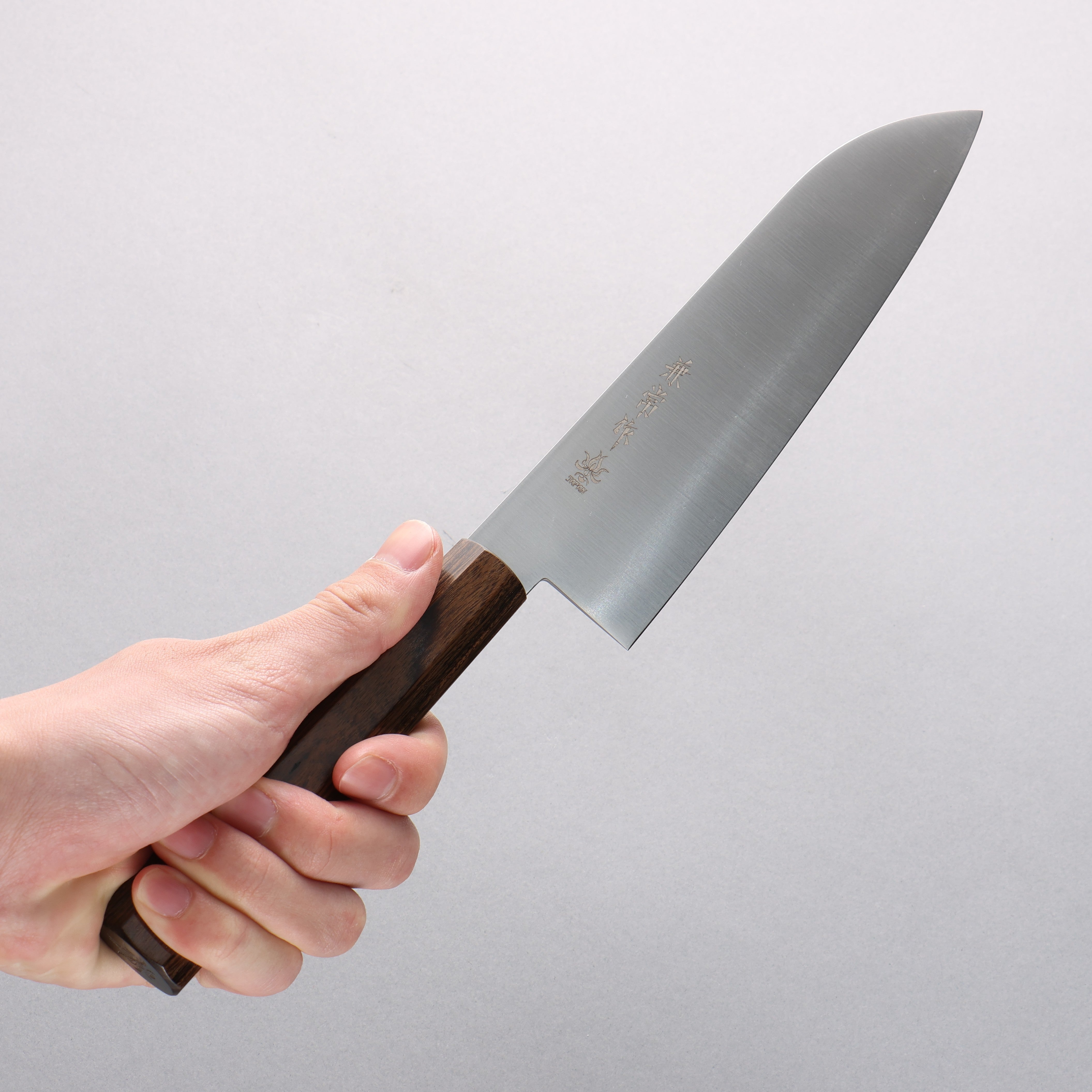 Kanetsune Ichizu VG10 Santoku Knife 180mm - High Carbon Stainless Steel Blade with Brown Pakka Wood Handle - Perfect for Slicing, Dicing & Mincing in Professional & Home Kitchens