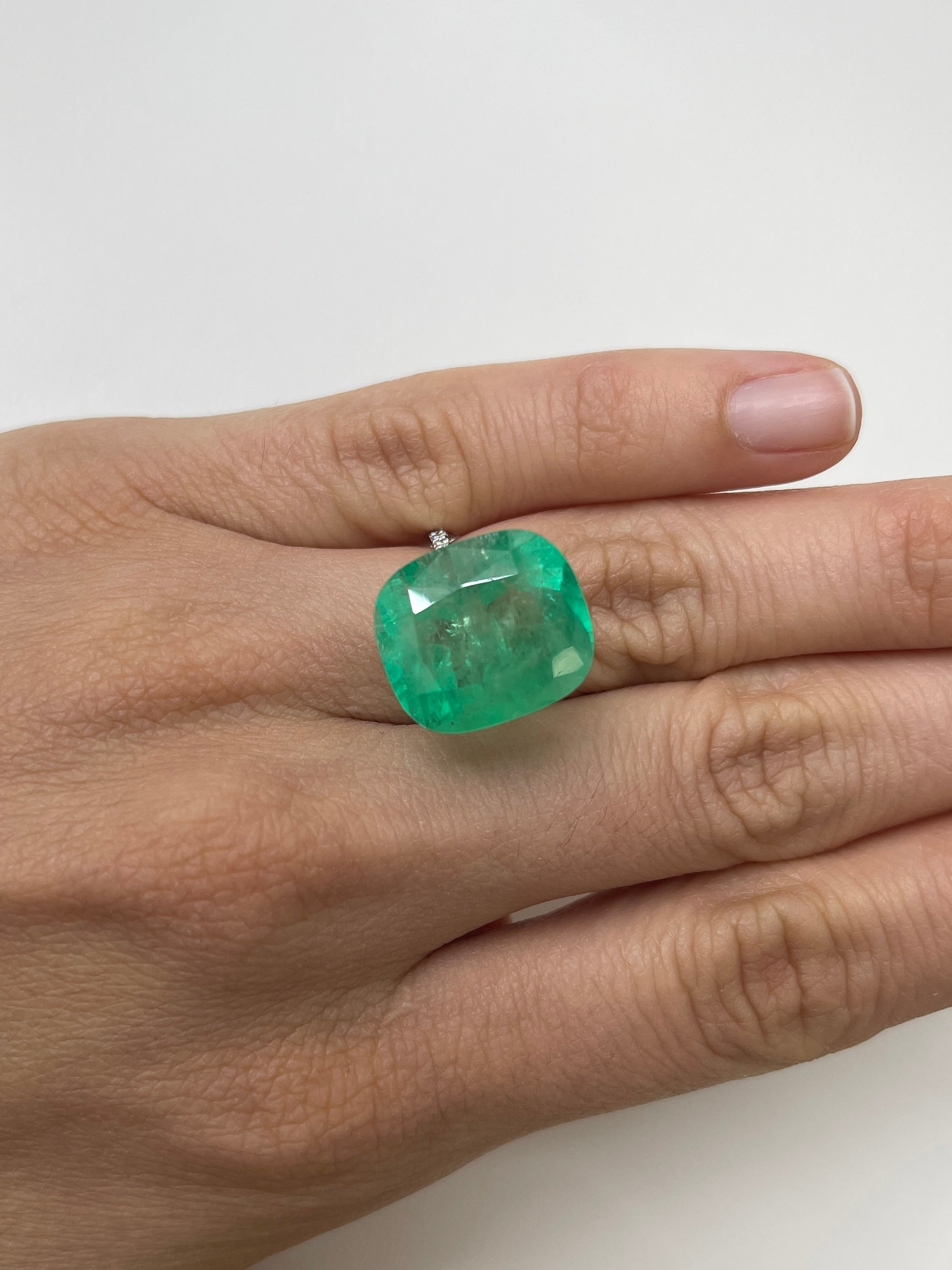 17x15mm Natural Cushion Cut Colombian Emerald Gemstone - 16.11 Carat AAA Quality Green Emerald for Jewelry Making, Engagement Rings & Luxury Gifts