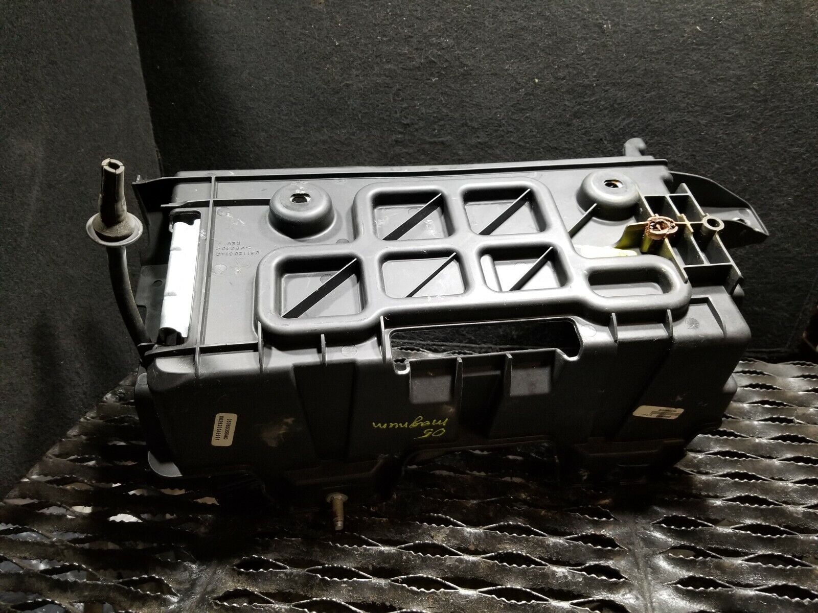 05 06 07 Dodge Magnum 5.7L Battery Tray Holder - Heavy Duty Metal Mount Bracket OEM Replacement - Perfect for Engine Bay Organization & Car Maintenance