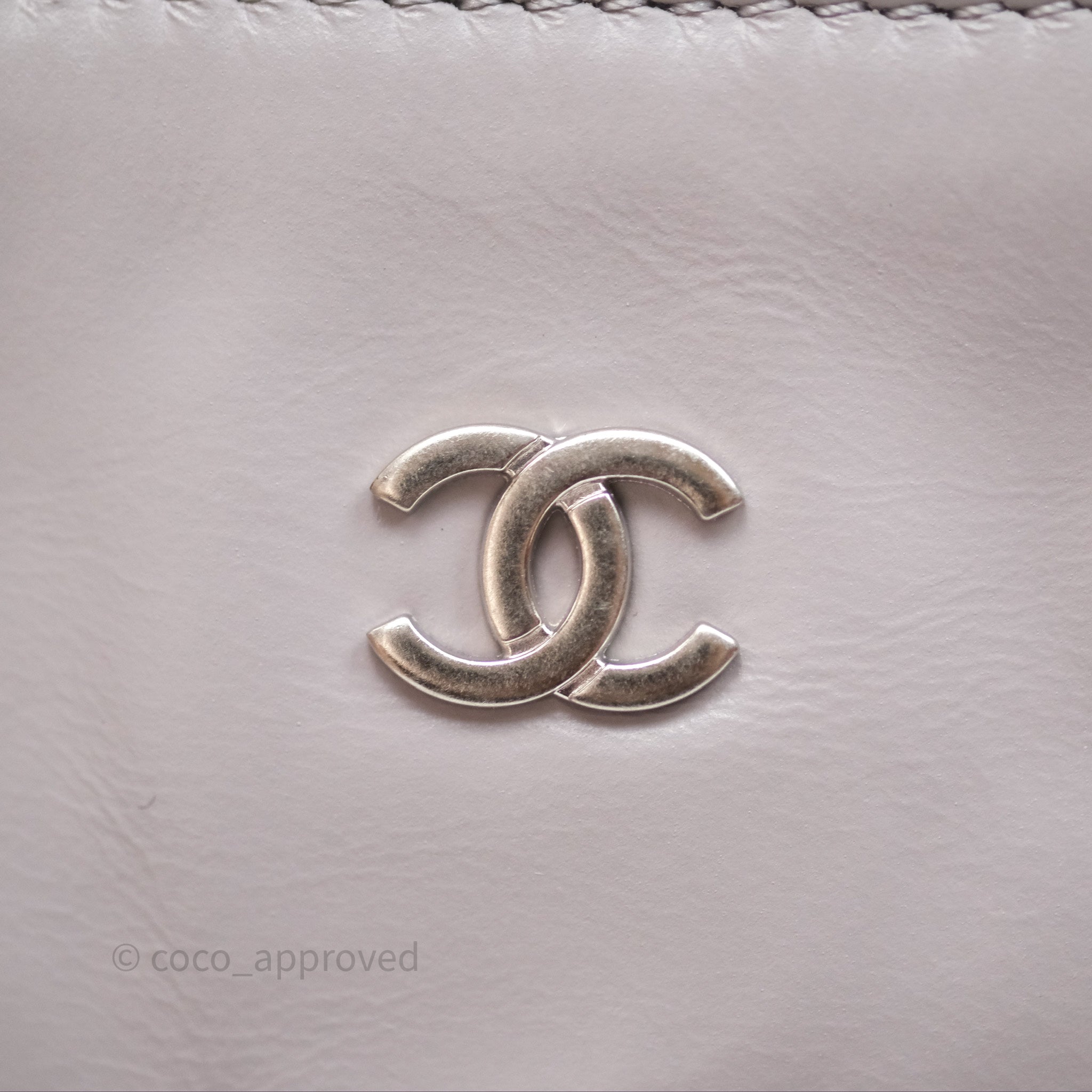 Chanel 22 Medium Handbag in Grey Shiny Aged Calfskin with Silver Hardware - Luxury Shoulder Bag for Women, Perfect for Work, Travel and Evening Events