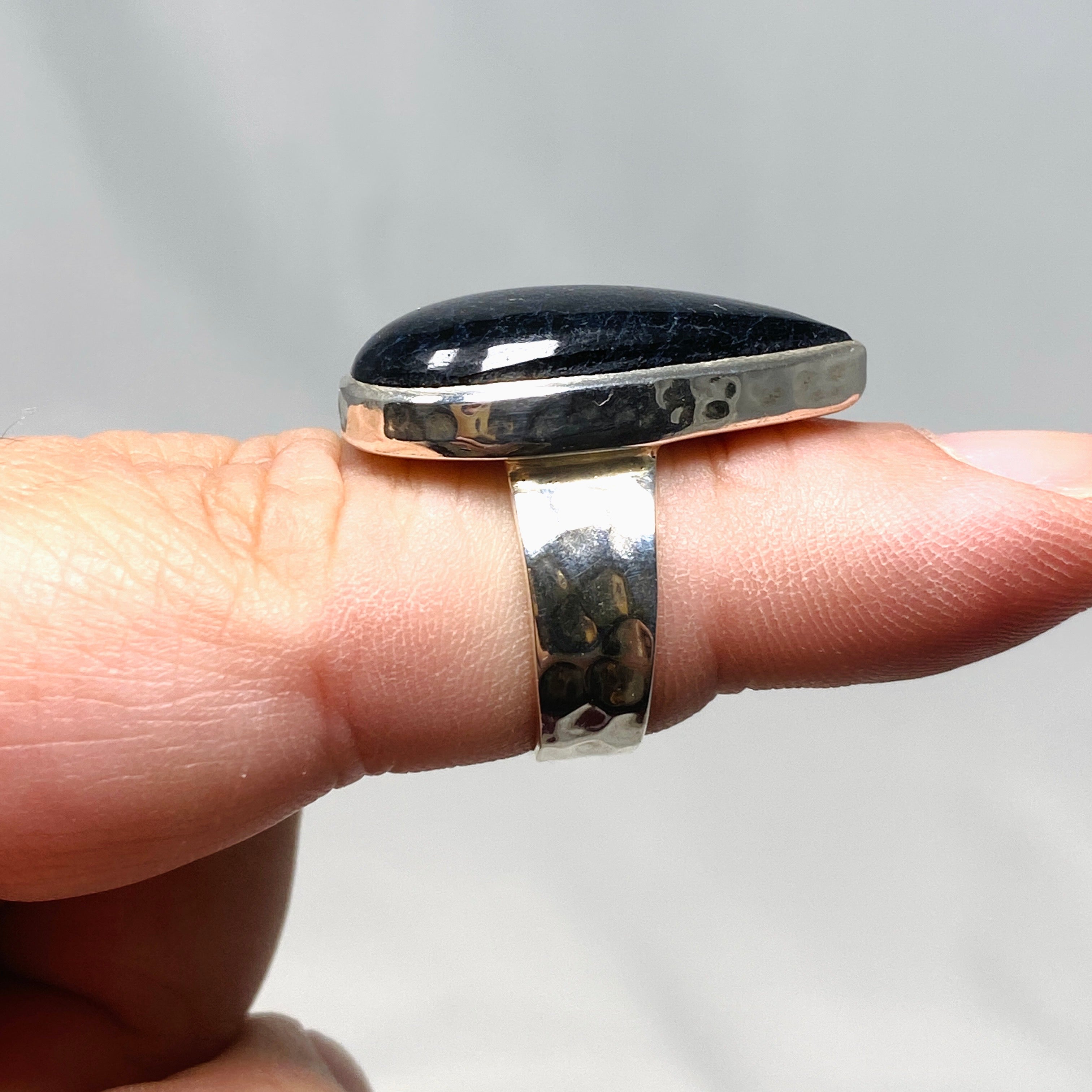 Black Tourmaline Teardrop Hammered Band Ring for Women - Size 7 - KRGJ2874 - Perfect for Spiritual Healing, Energy Protection & Everyday Fashion Jewelry