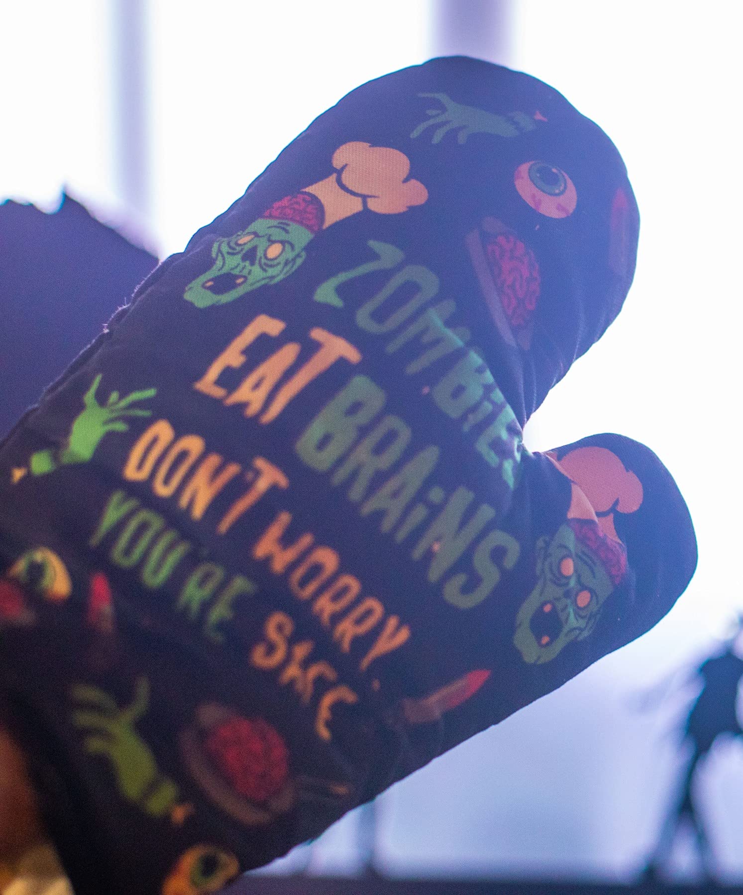 Funny Zombie Oven Mitt - 'Zombies Eat Brains Don't Worry You're Safe' Graphic Kitchen Glove | Sarcastic Halloween Gift, Undead Themed Cooking Accessory for Baking, BBQ & Halloween Parties