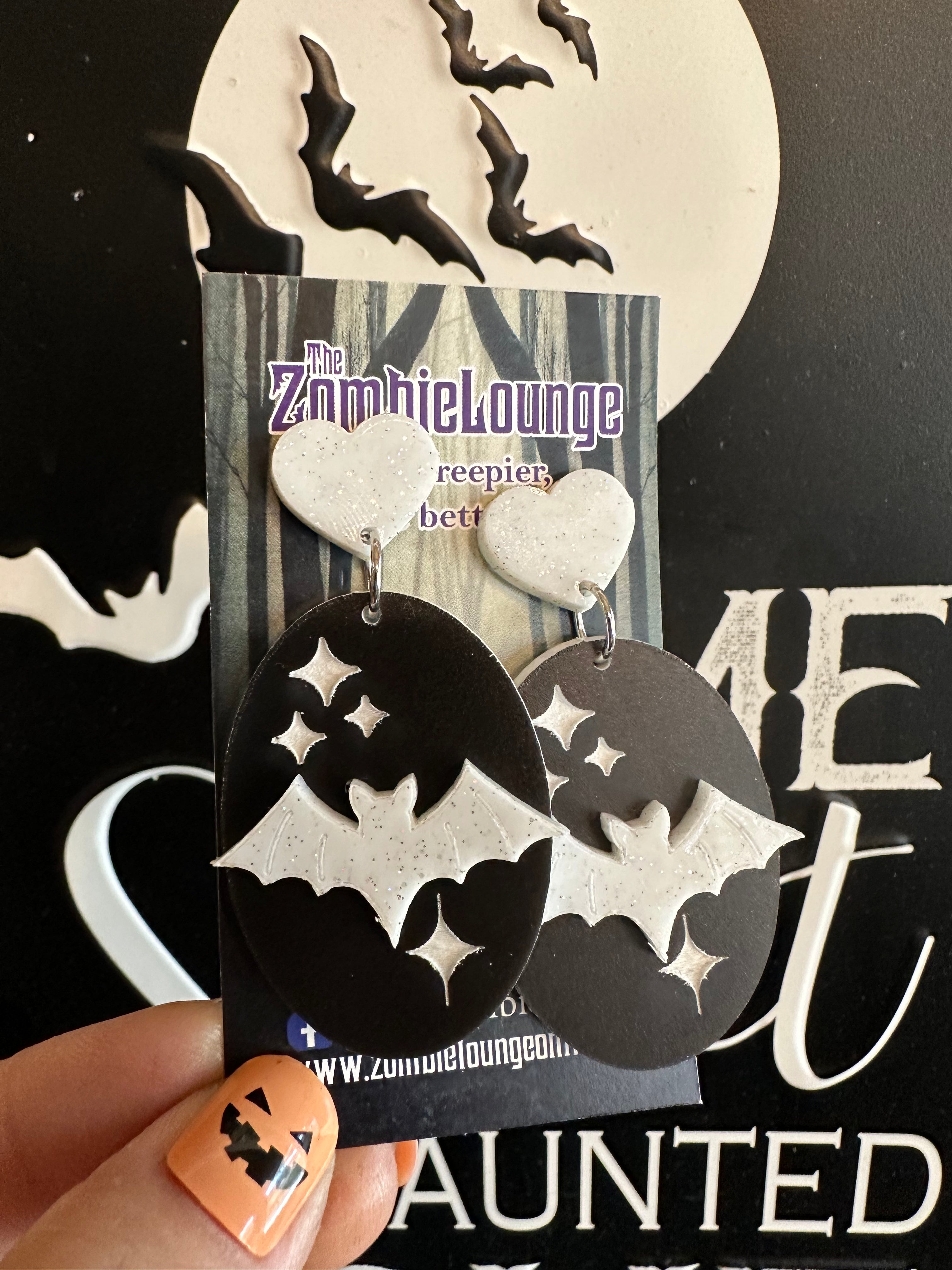 Vintage Bat Earrings for Women - Gothic Halloween Jewelry - Cute Bat Wing Dangle Earrings for Costume Parties, Cosplay, and Everyday Wear