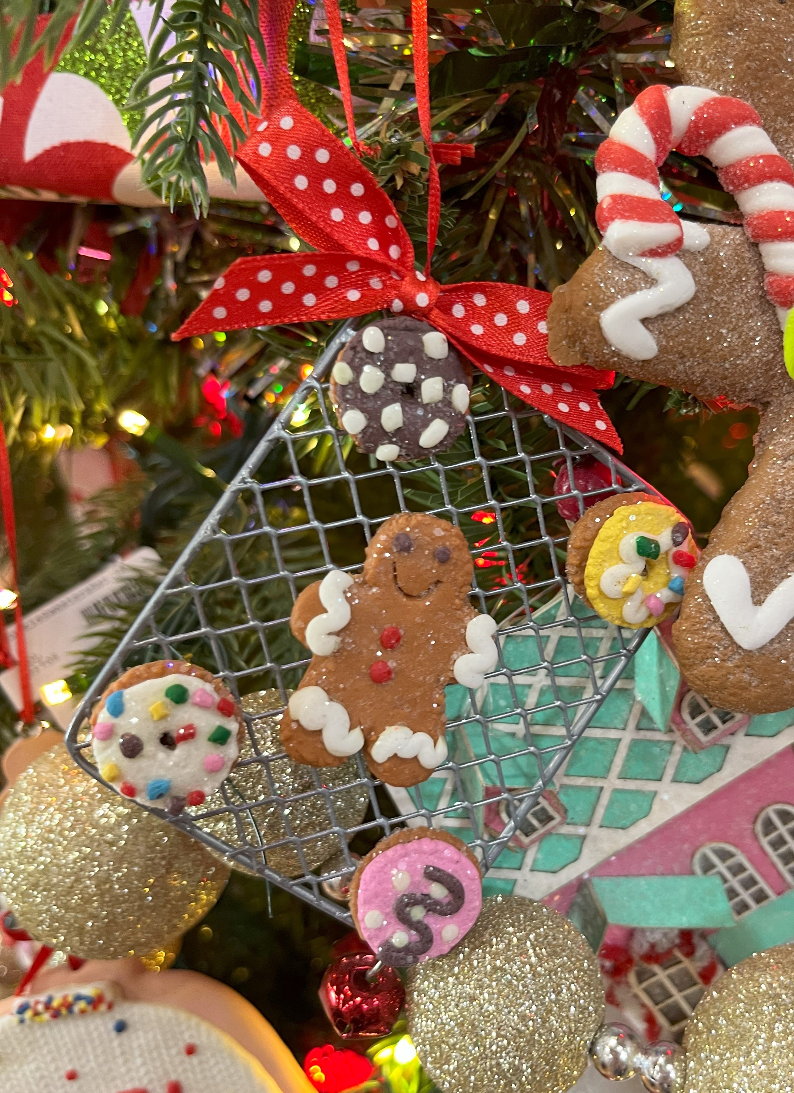 4 Gingerbread Cookies on Tray with Cookie Cutter Ornaments - Perfect for Christmas Baking, Holiday Decor & Festive Gift Giving