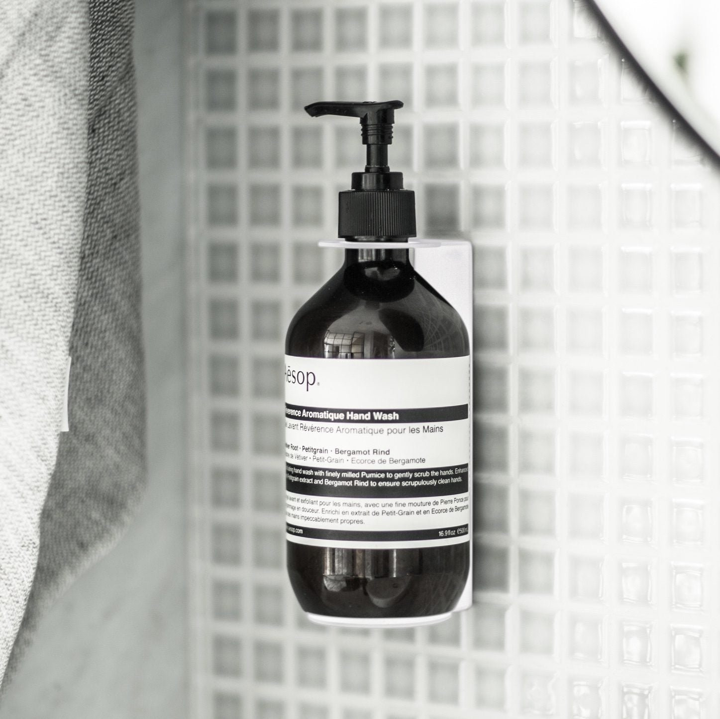 DESIGNSTUFF White Single Soap Dispenser Holder - Modern Bathroom & Kitchen Countertop Organizer for Liquid Soap Bottles