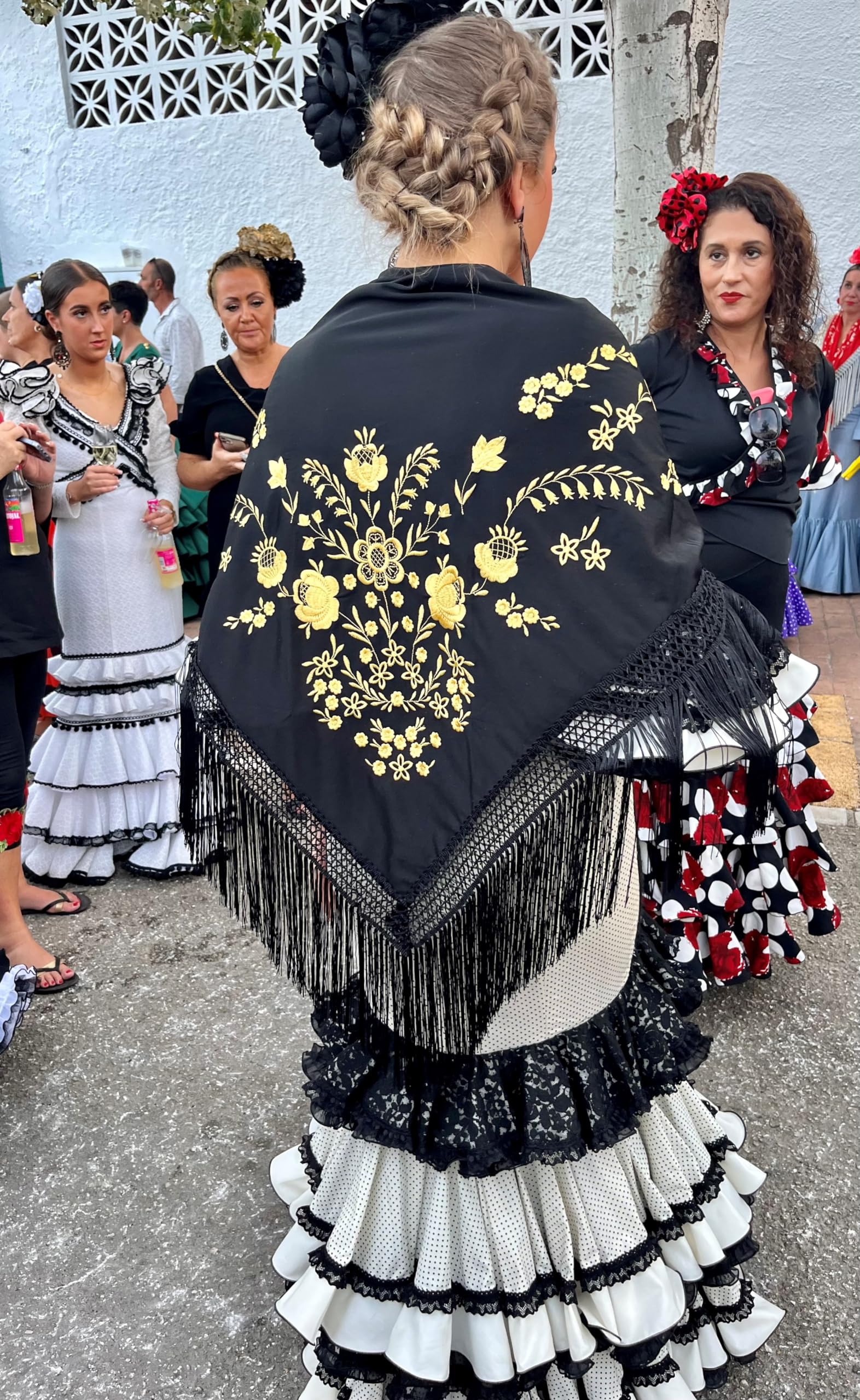 La Senorita Spanish Flamenco Dance Shawl - Large Black with Golden Flowers - Perfect for Flamenco Performances, Dance Costumes & Spanish Themed Parties