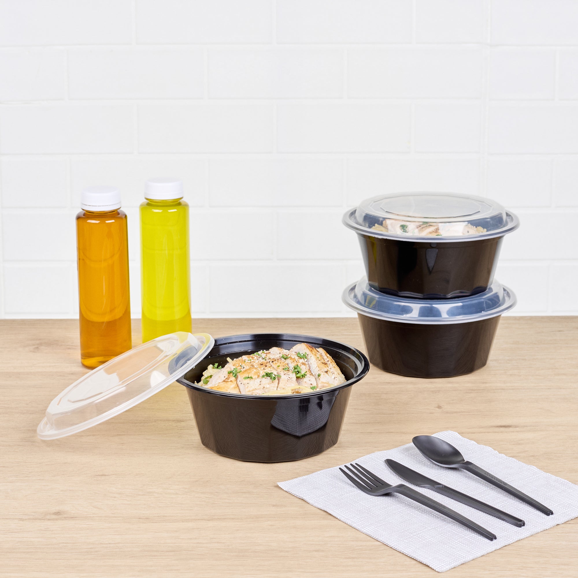 32 oz Black Plastic Food Storage Containers with Clear Lids - 50 Pack, Microwave Safe To-Go Boxes (7.25