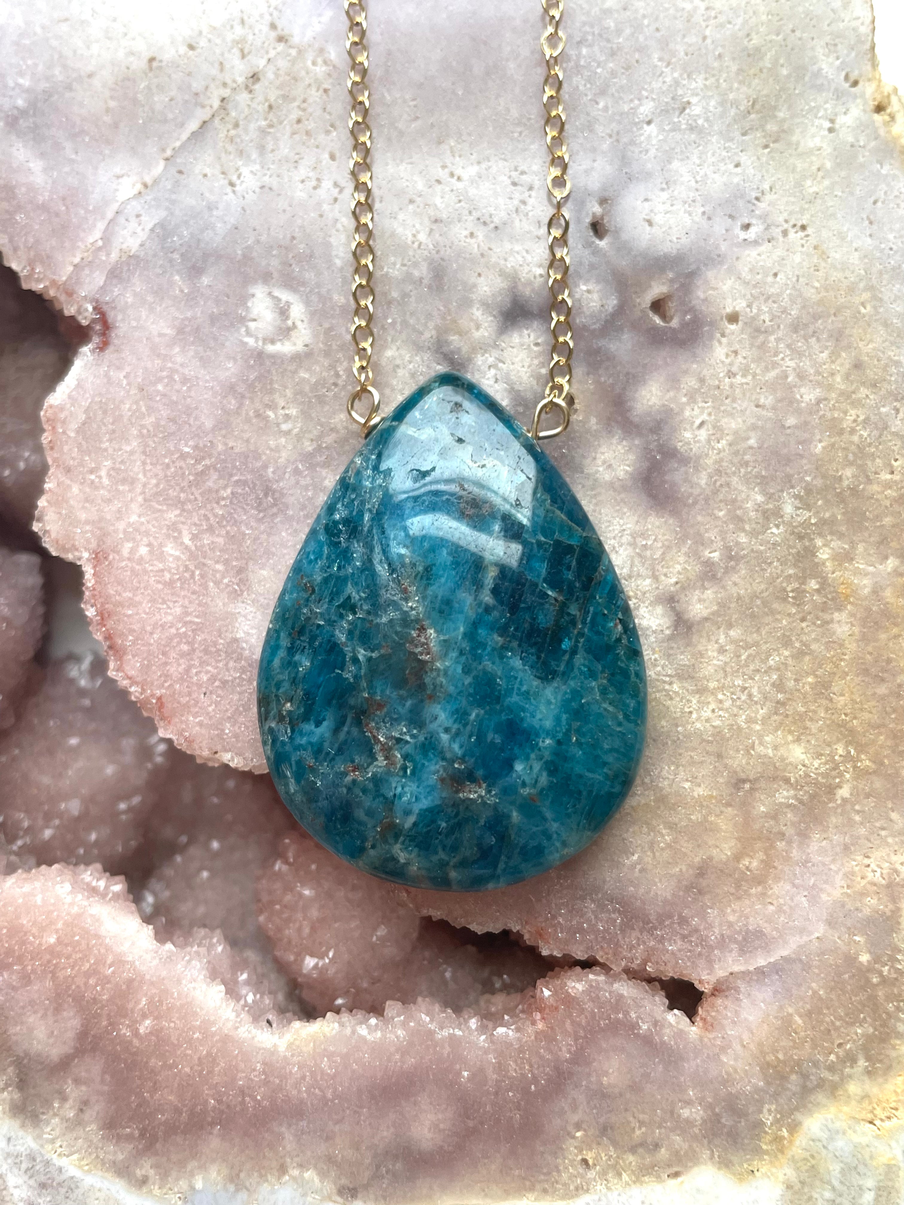 Natural Apatite Gemstone Pendant Necklace for Women - Elegant Healing Crystal Jewelry Gift for Birthday, Meditation & Spiritual Energy