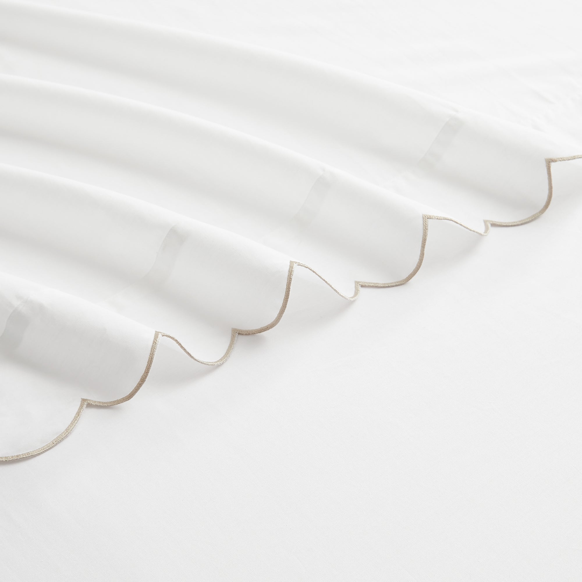 Coastal Chic Scalloped Edge Cotton Sheet Set - Soft & Breathable Bedding for Beach House, Guest Room & Master Bedroom - Perfect for Summer Nights & Coastal Decor