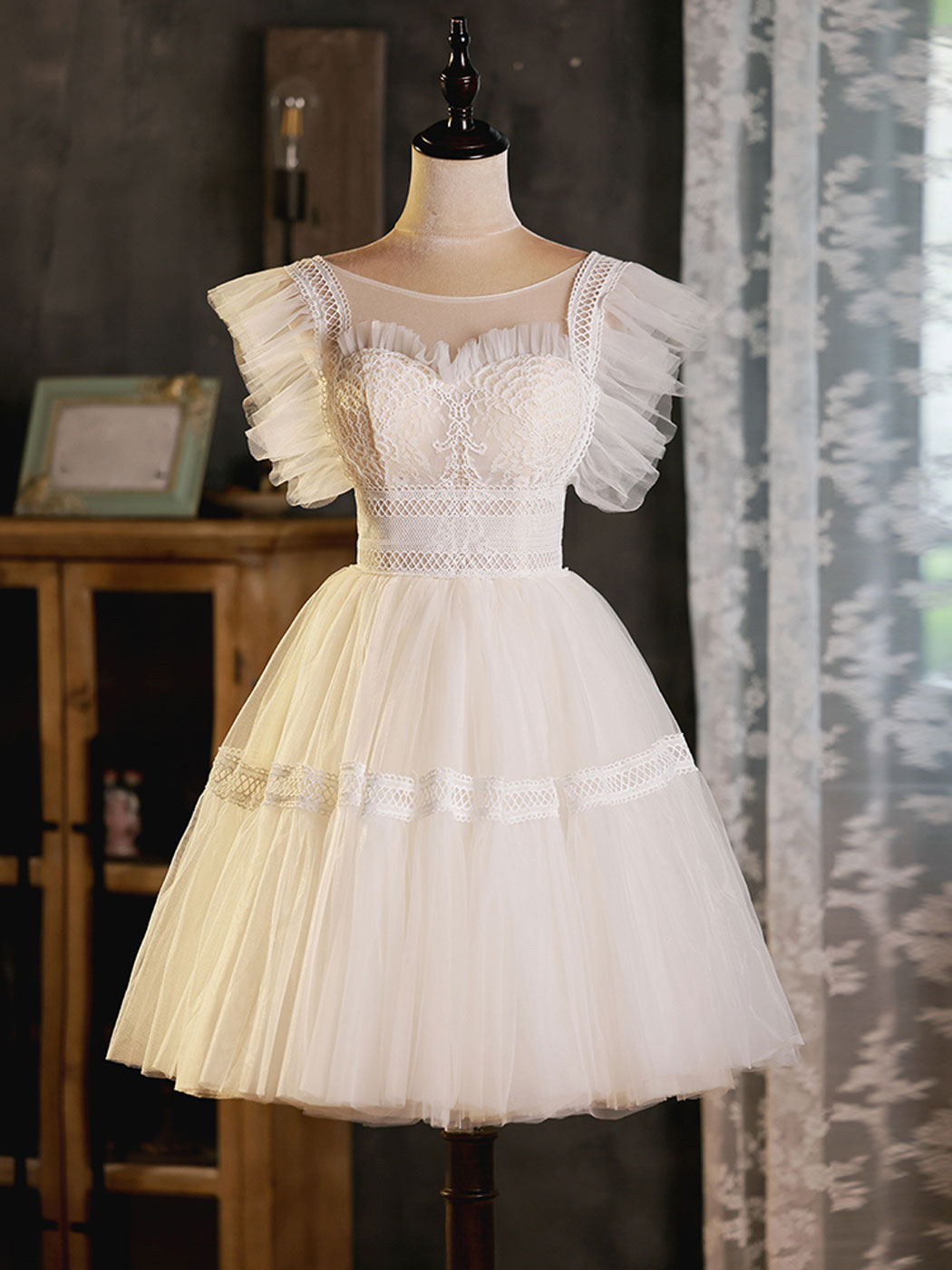 Elegant Light Champagne Round Neck Tulle Lace Short Prom Dress - Puffy Homecoming Party Gown for Teens | Perfect for School Dances, Formal Events & Special Occasions